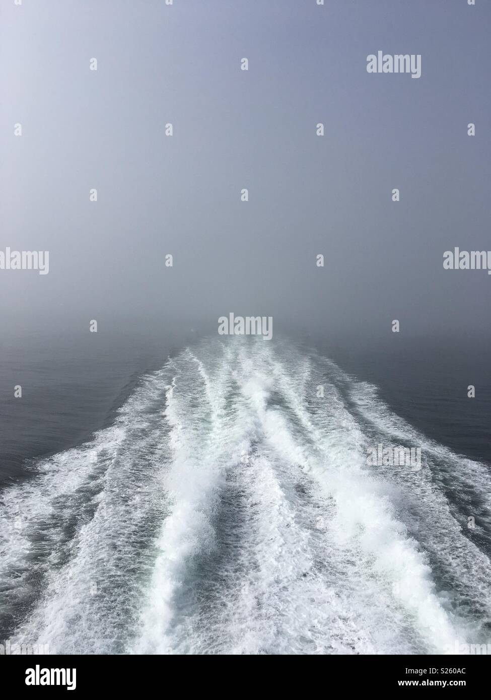 Meer Nebel und von der Rückseite eines Bootes Stockfoto