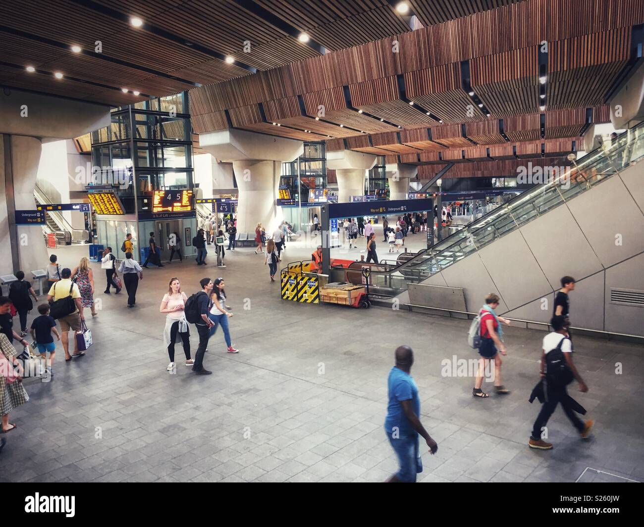 Pendler im London Bridge Bahnhof in London, England - Smartphone-aufgenommenes Stockfoto