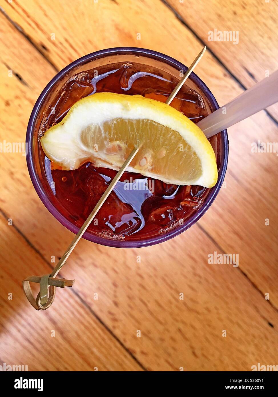 Hohes Glas Eistee mit großen zitronenscheibe, United States Stockfoto