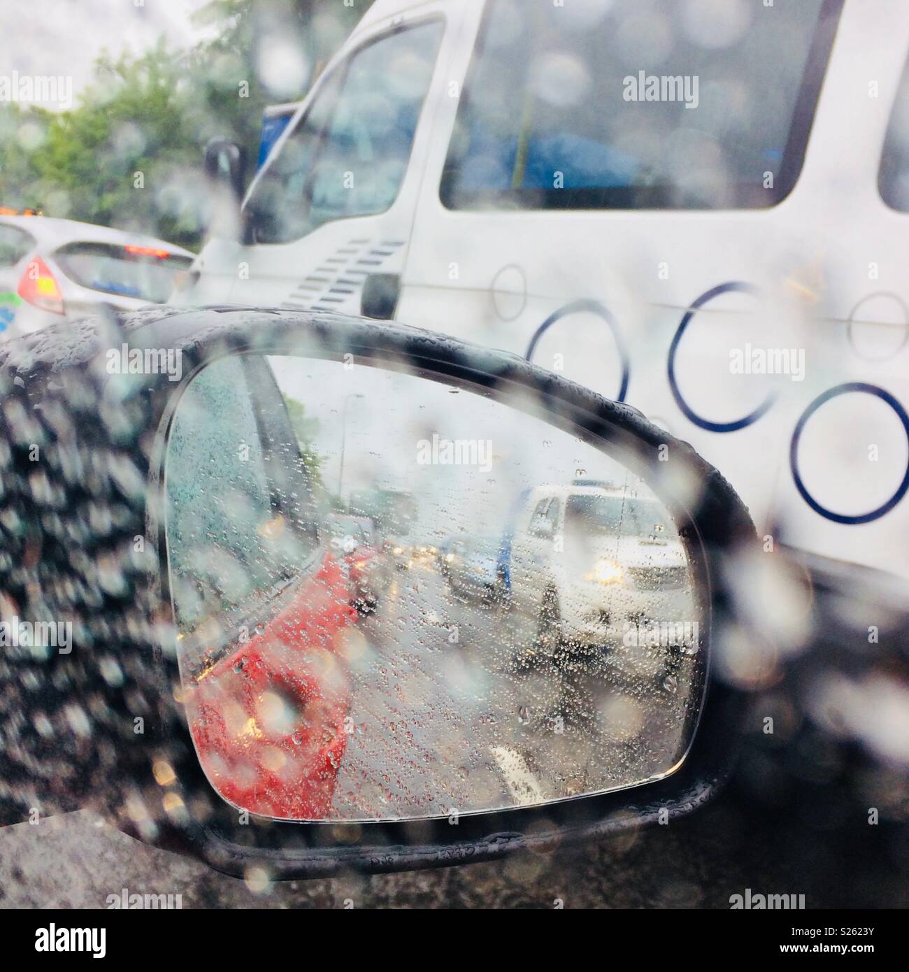 Im Verkehr für das, was scheint, wie Stunden an einem regnerischen Tag stecken. Motor im Stillstand Stockfoto