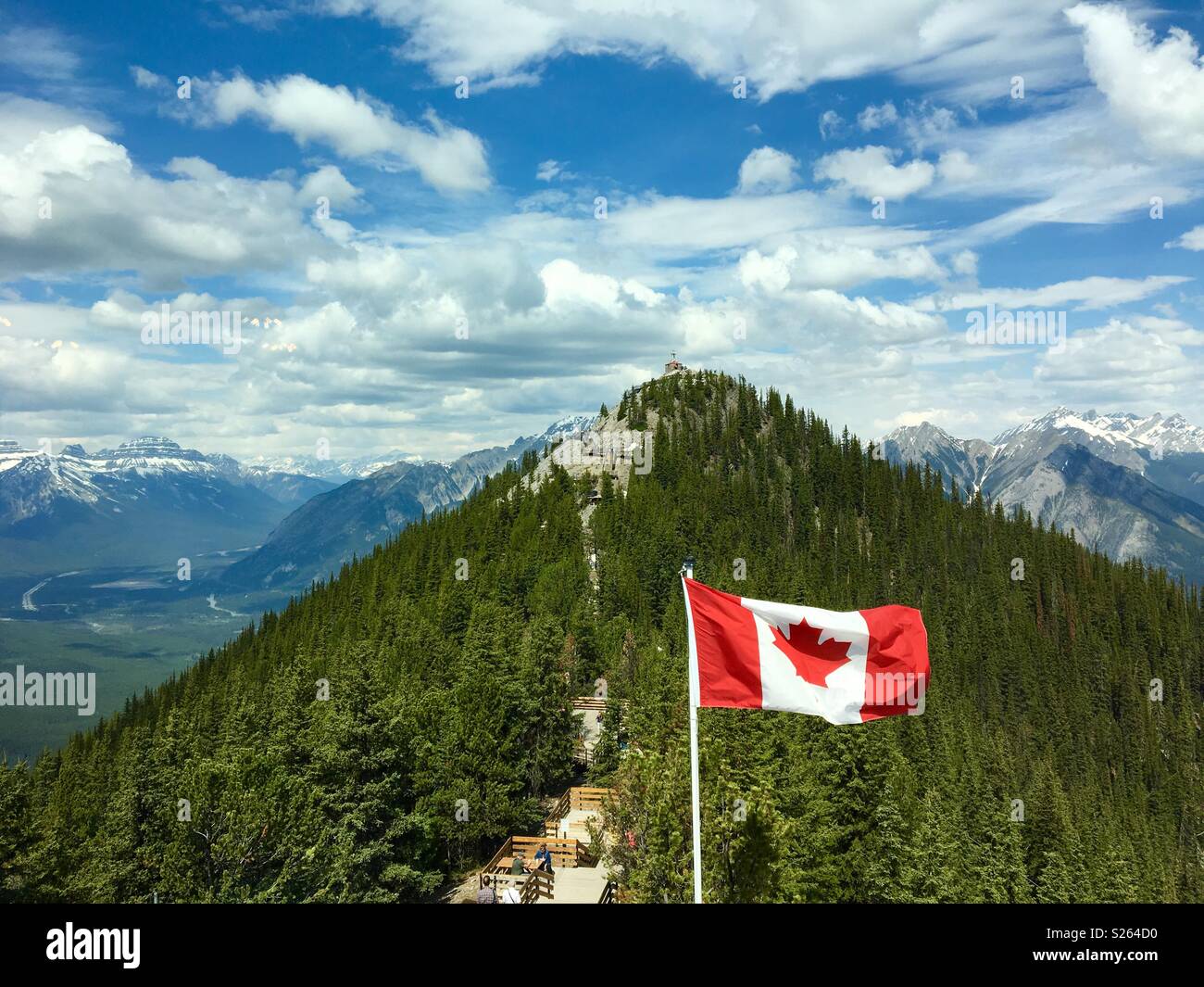 Kanadische Flagge auf Schwefel Berg in den Rocky Mountains. Stockfoto