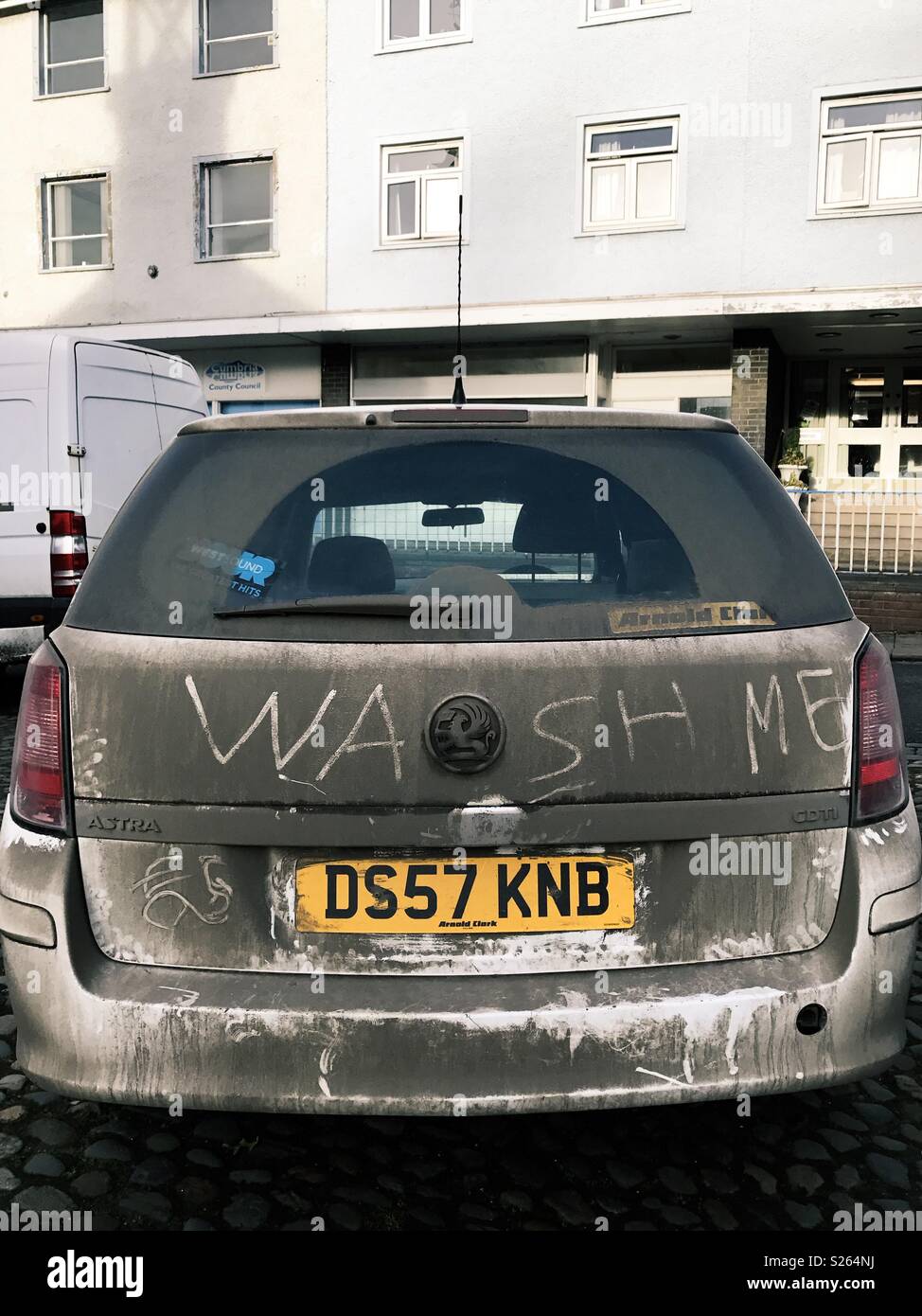 Ein verschmutztes Auto in Northumberland, England. Jemand hat wasche mich in den Schmutz auf der Rückseite des Fahrzeugs geschrieben. Stockfoto