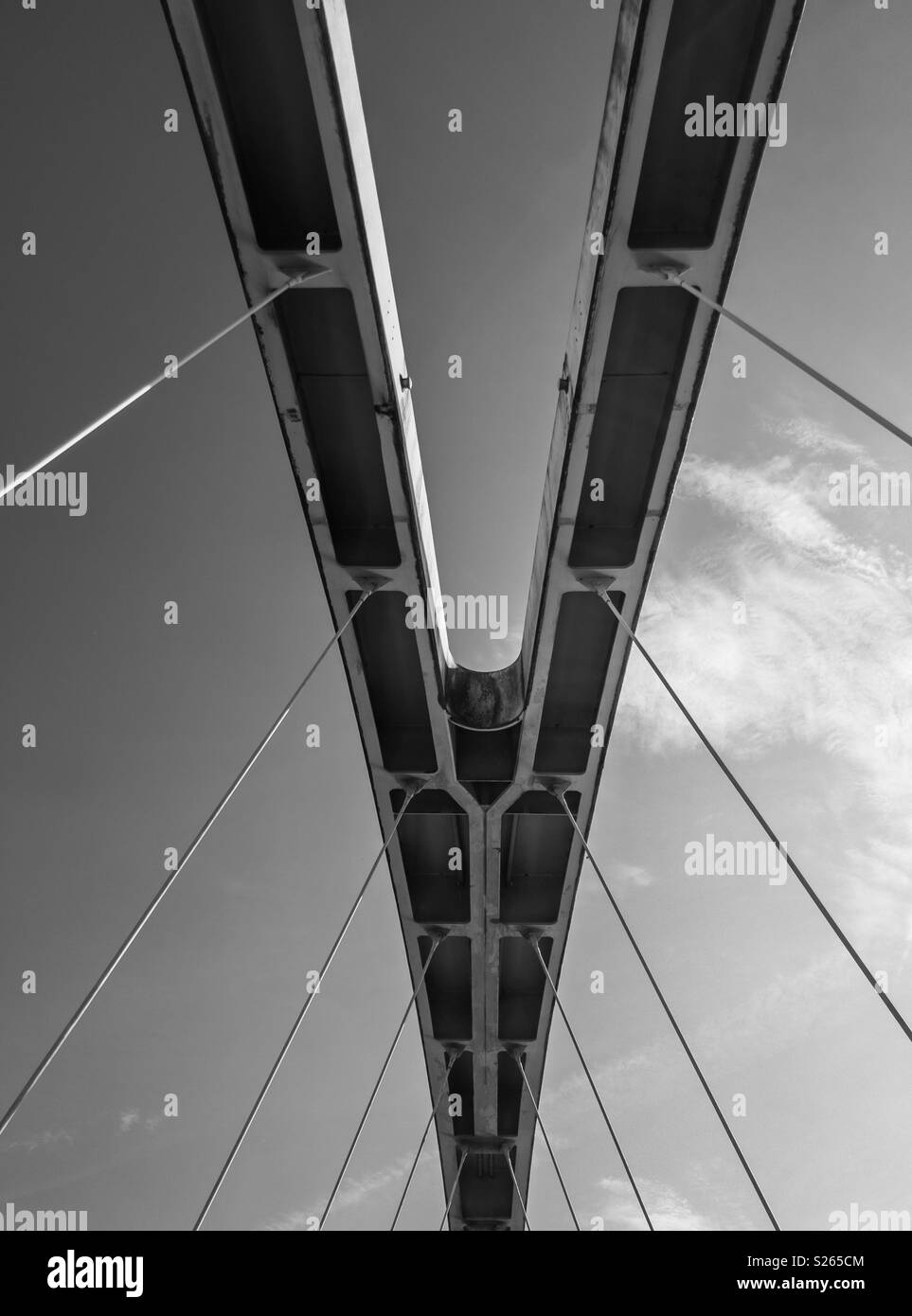 Nach oben durch die Mitte einer Hängebrücke Span in der Mitte in Schwarzweiß Stockfoto