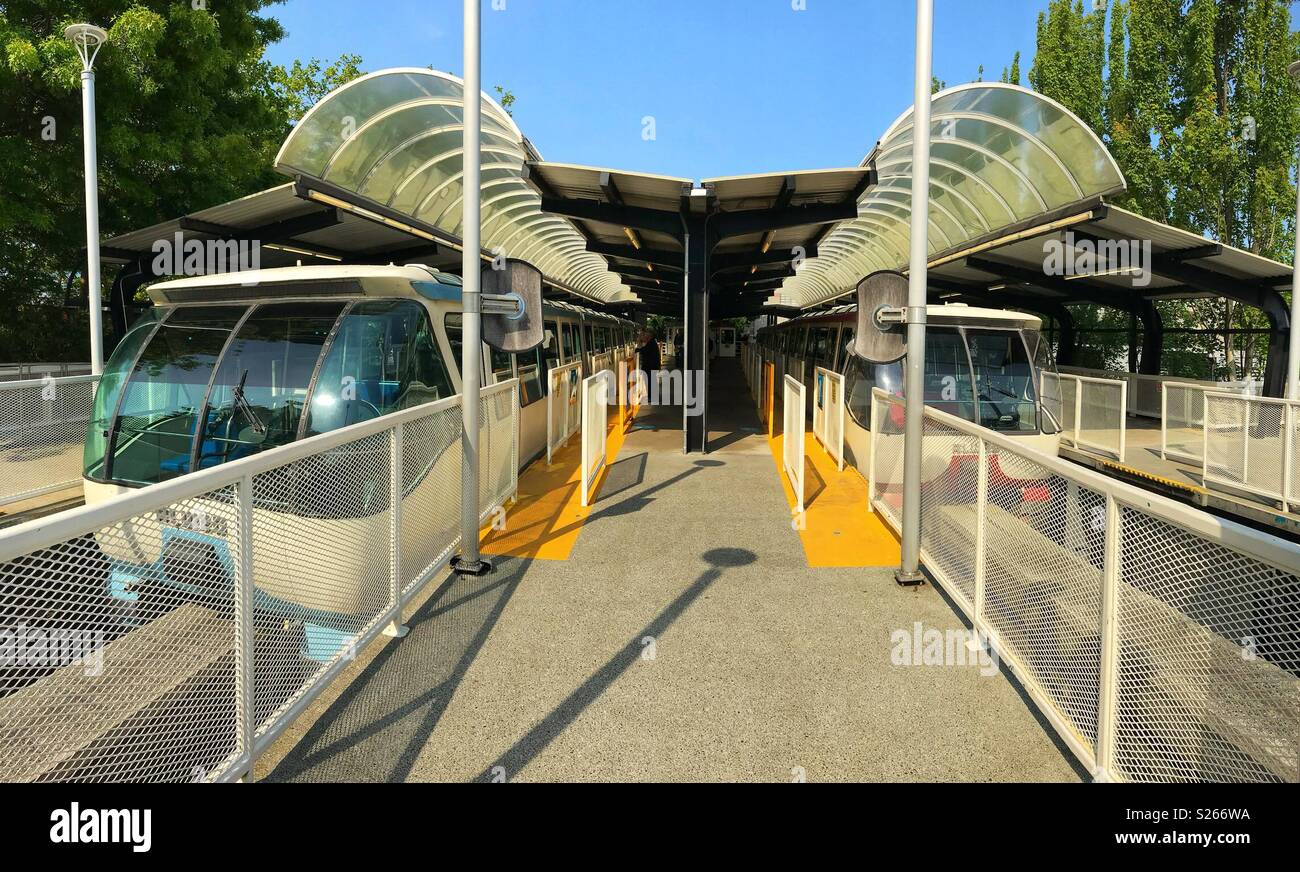 Monorail Züge in der Station an der Space Needle, Seattle, Washington State, USA Stockfoto