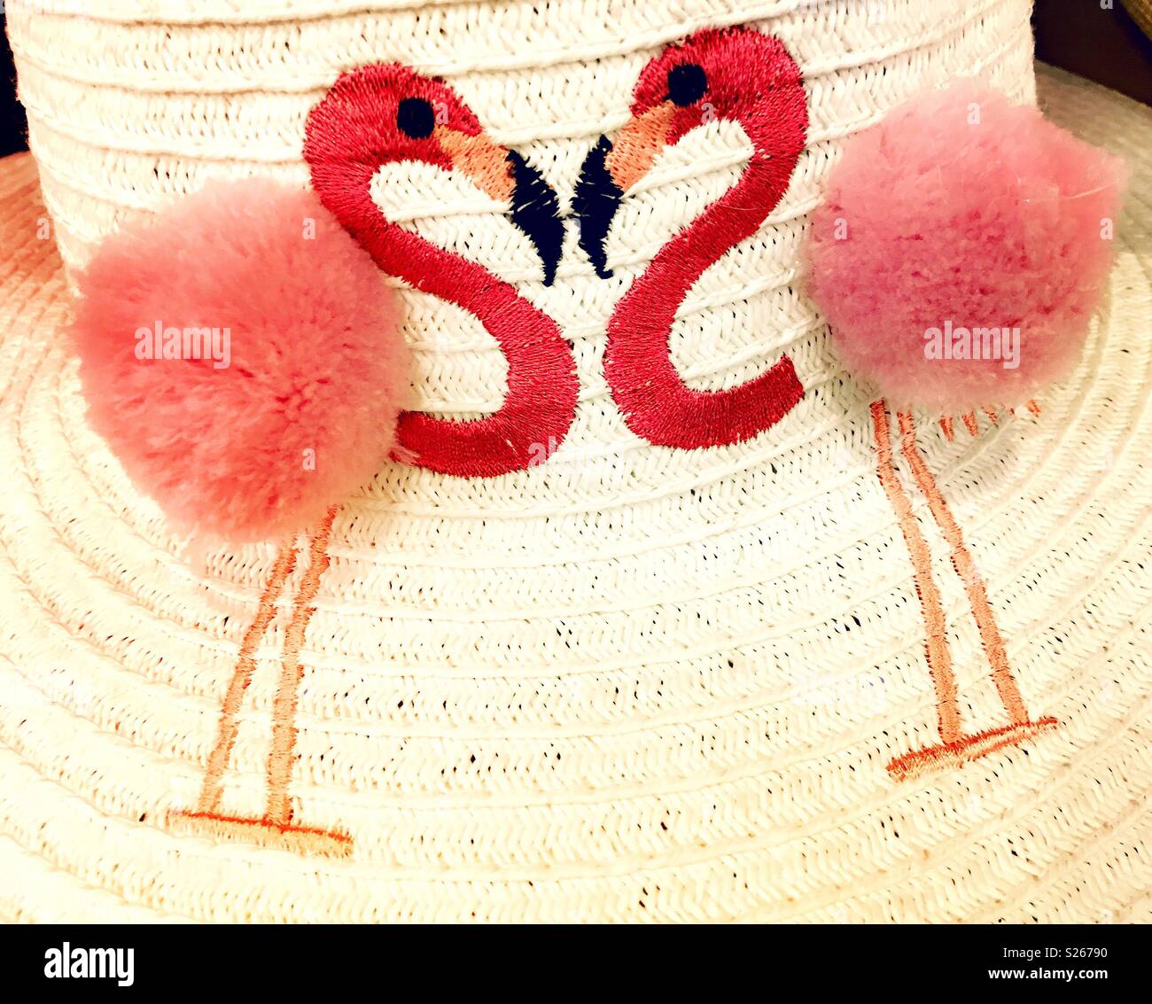 Eine humorvolle Damen Stroh Sommer Hut mit zwei Pink Flamingos geschmückt ist, United States - Smartphone-aufgenommenes Stockfoto