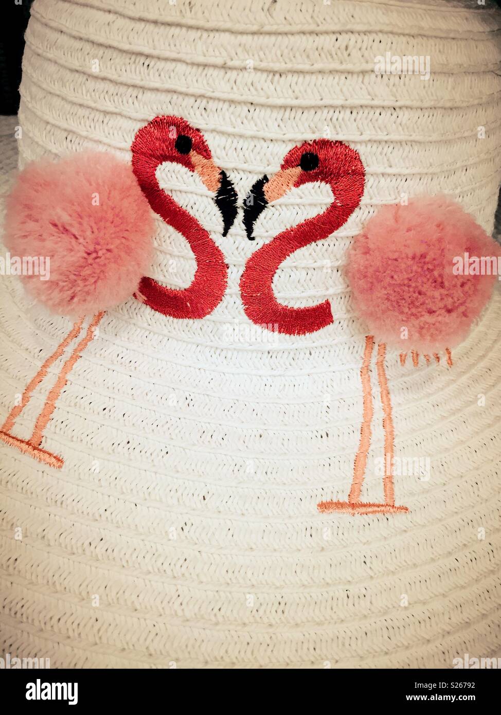 Humorvoll Damen Stroh Sommer Hut mit zwei Pink Flamingos geschmückt ist, United States - Smartphone-aufgenommenes Stockfoto