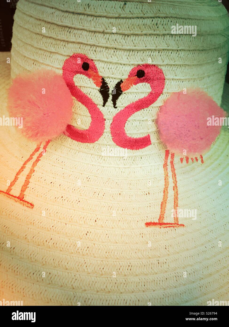 Eine humorvolle Damen Stroh Sommer Hut mit zwei rosa Flamingos, United States dekoriert ist. - Smartphone-aufgenommenes Stockfoto