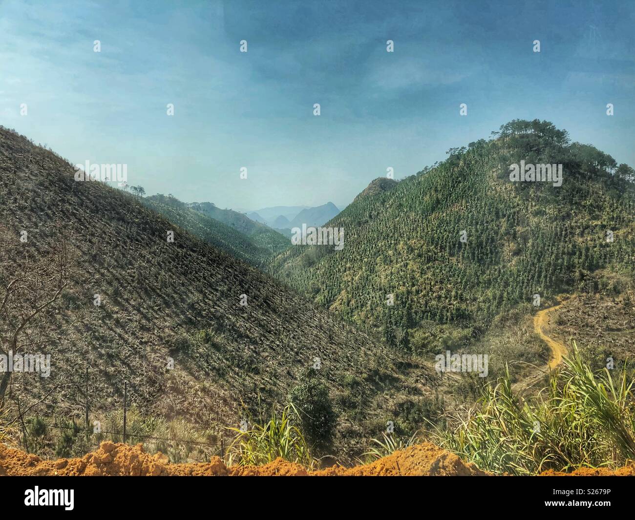 Die raue Landschaft im südlichen China. Stockfoto