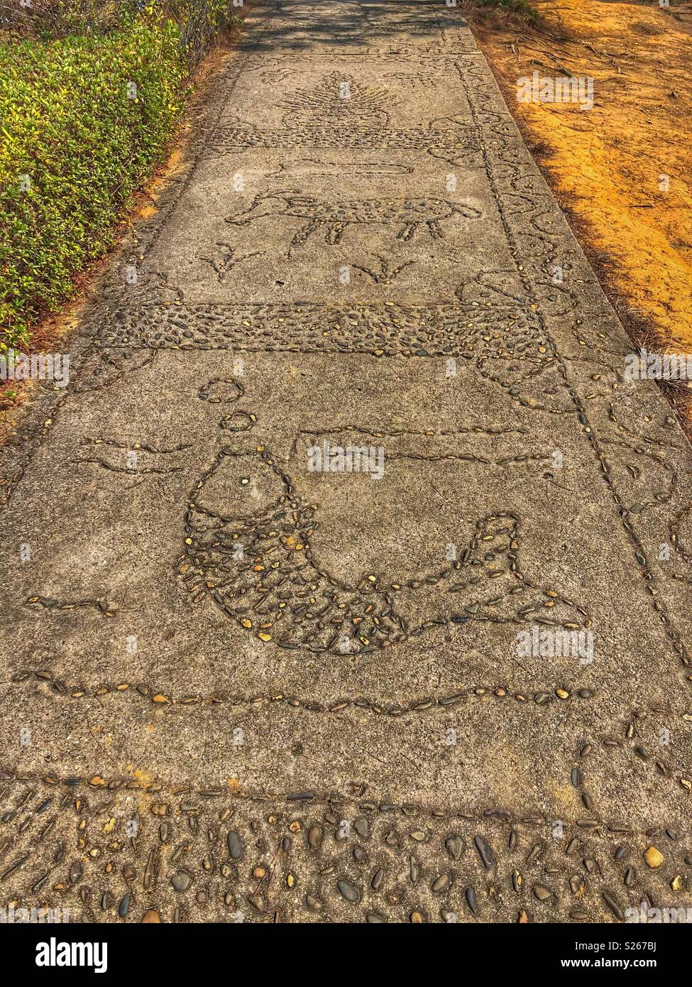 Einen Stein weg mit tierischen Radierungen. Stockfoto