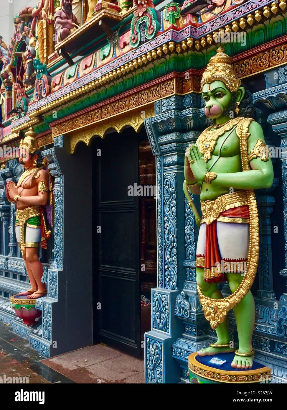 Ein schönes Paar Tür Wächter in einem indischen Tempel in Singapur Stockfoto