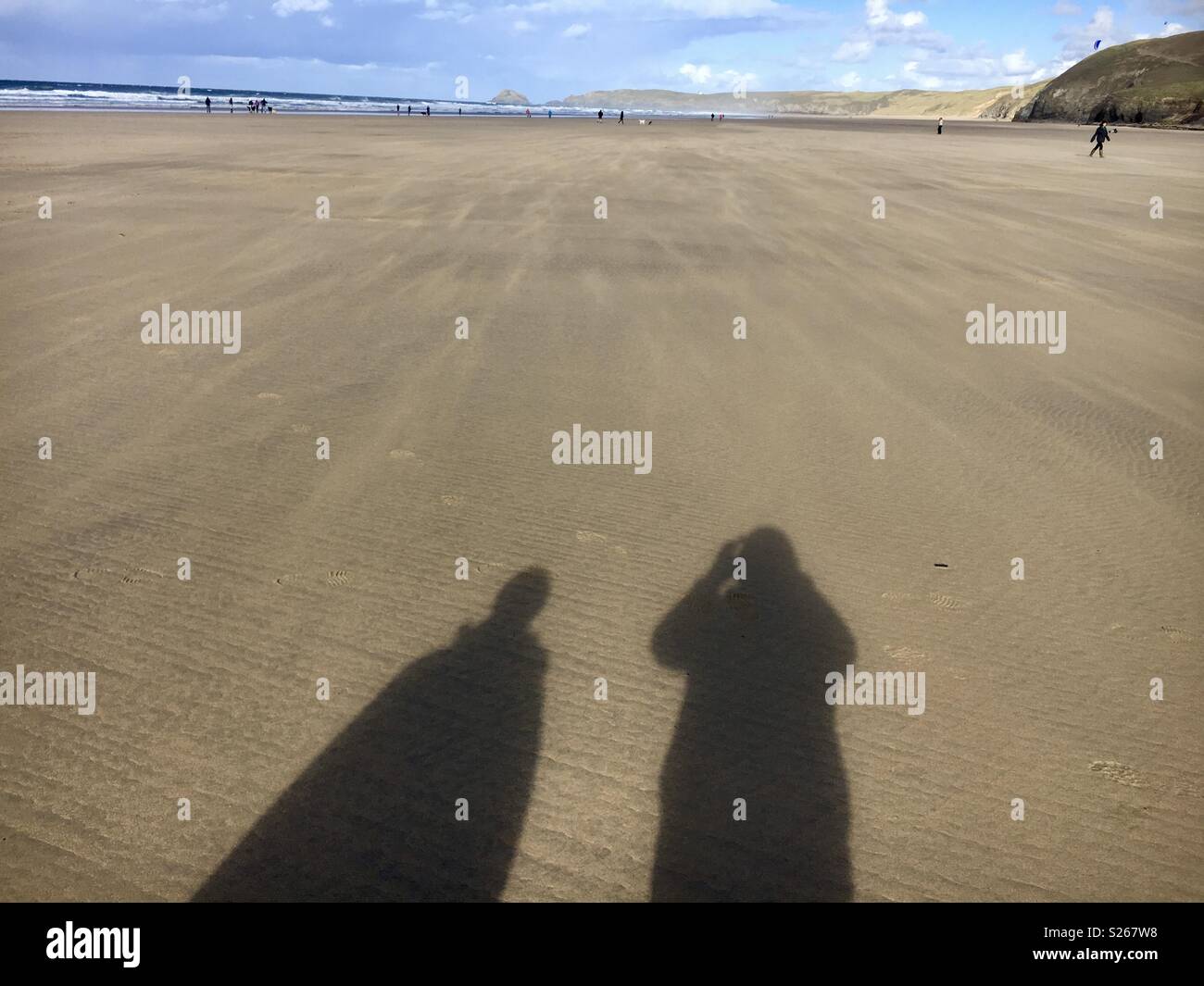 Die Schatten auf den Strand Perranporth - Smartphone-aufgenommenes Stockfoto