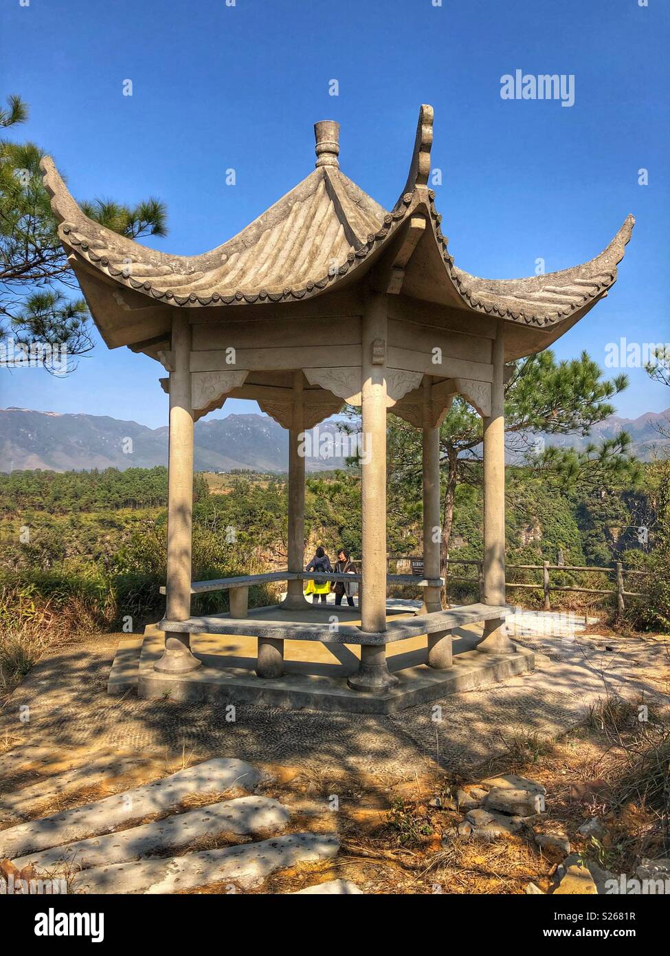 Überdachte Sitzecke in Guangdong Grand Canyon Park, China. Stockfoto