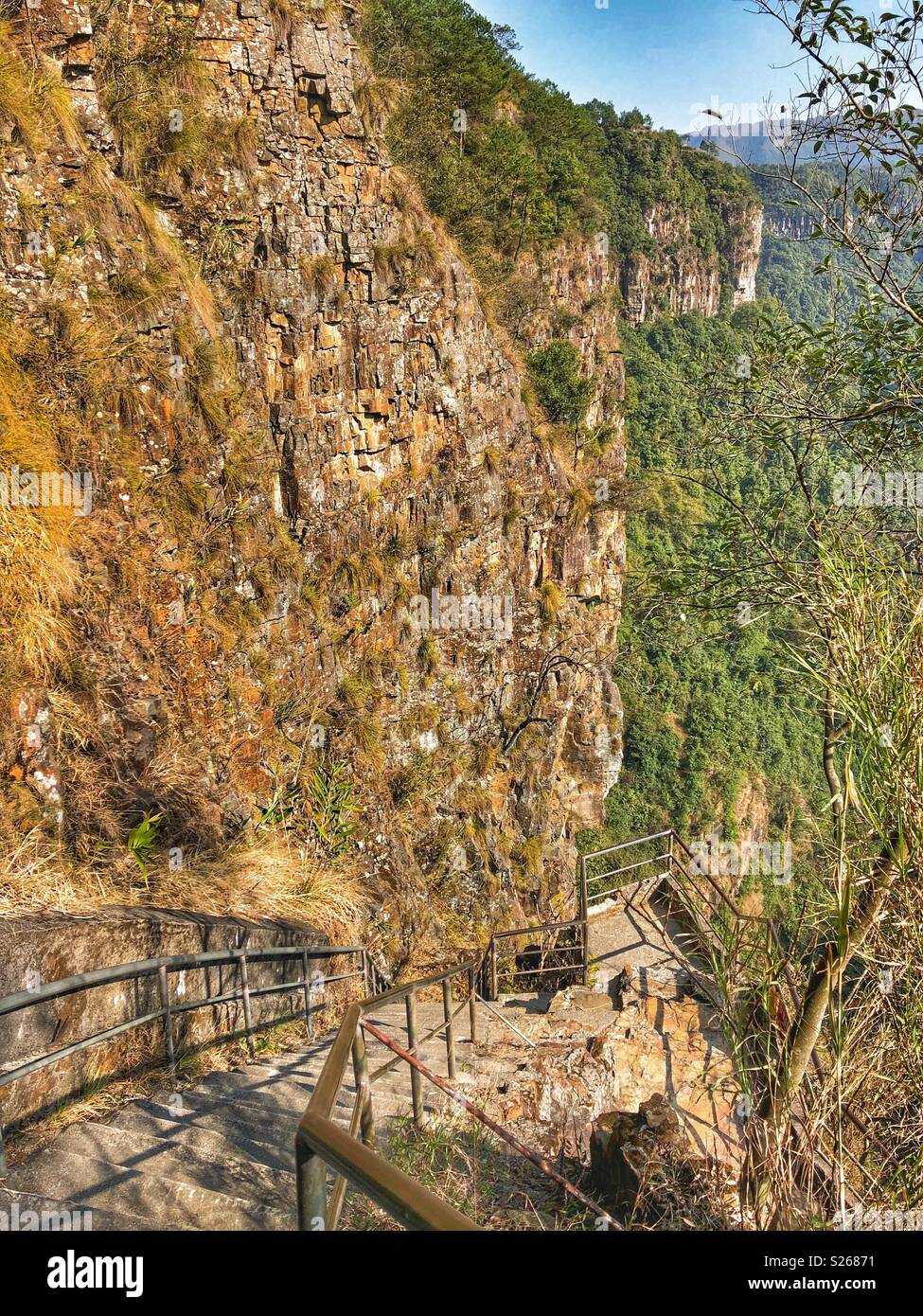 Stufen nach unten in den Grand Canyon in der Provinz Guangdong im Süden Chinas. Stockfoto