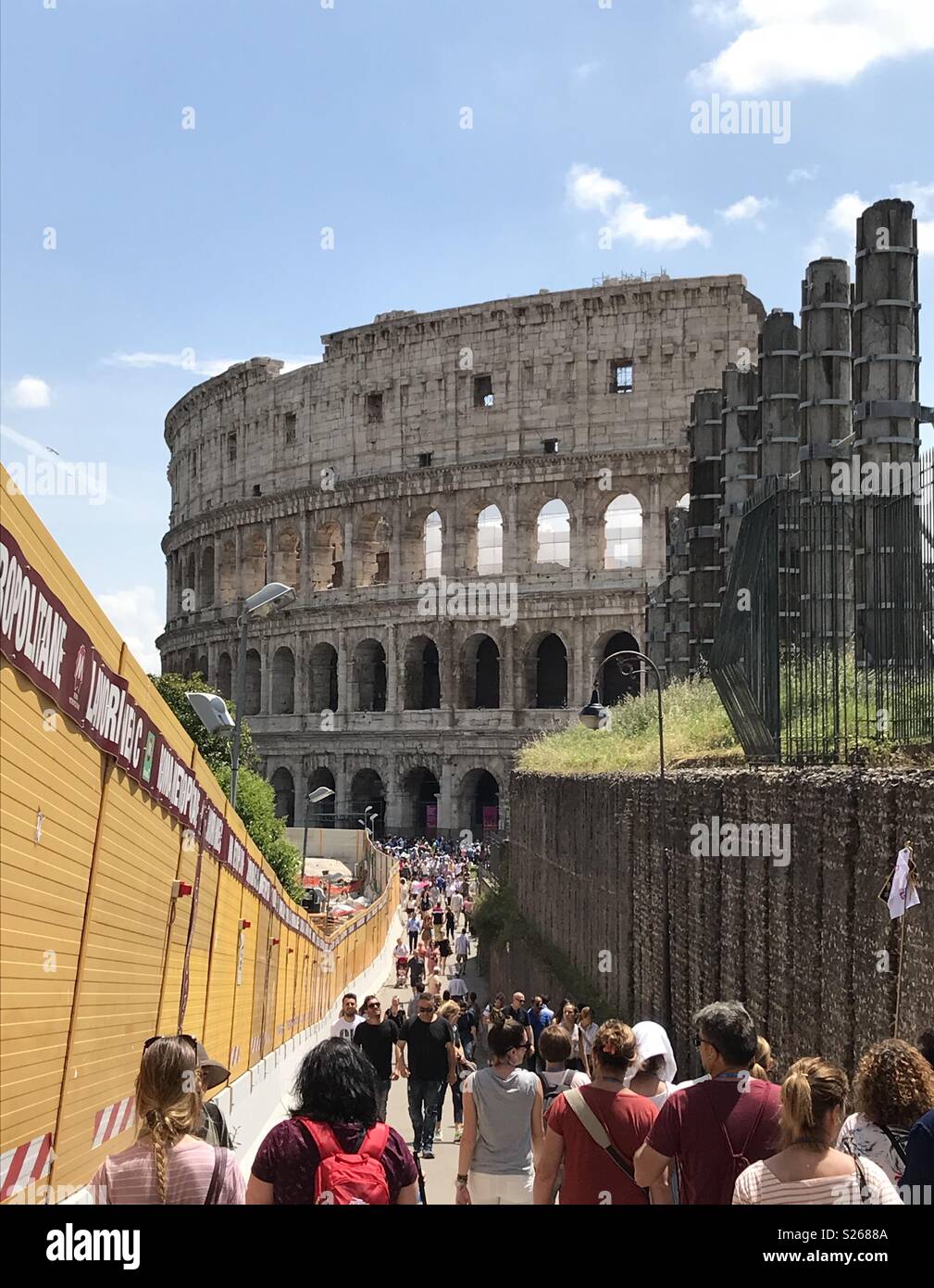 Menschen zu Fuß zum und vom Kolosseum in Rom. - Smartphone-aufgenommenes Stockfoto