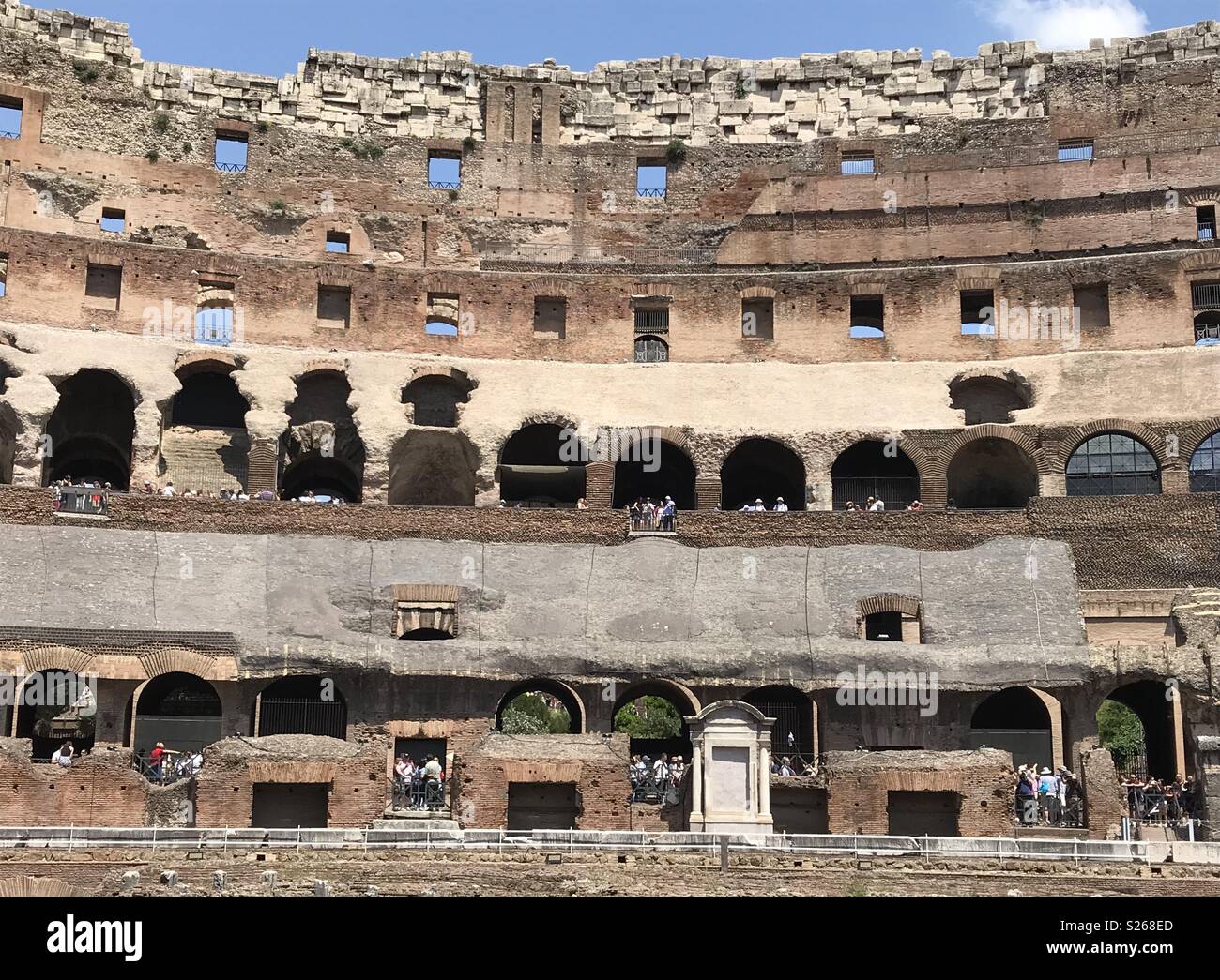 Im Inneren des Kolosseums in Rom, Italien. - Smartphone-aufgenommenes Stockfoto