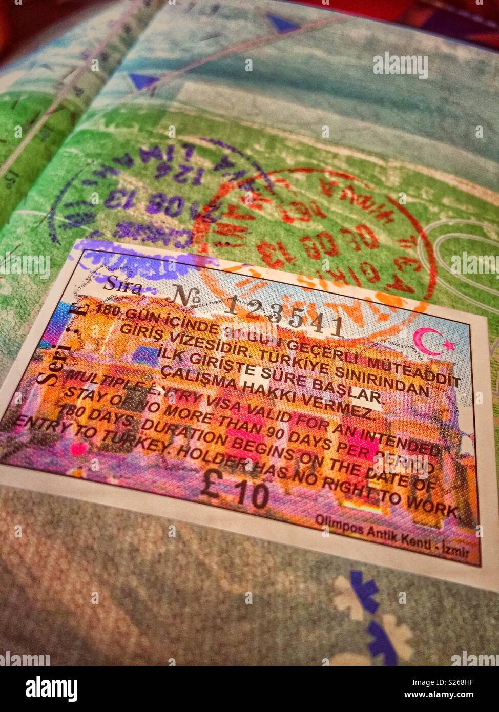 Makro Foto der Einwanderung Briefmarken in britischen Paß, Briefmarken, die von den türkischen Ausländerbehörden, zusammen mit einem "Visum bei Ankunft" Zahlungseingang. Stockfoto