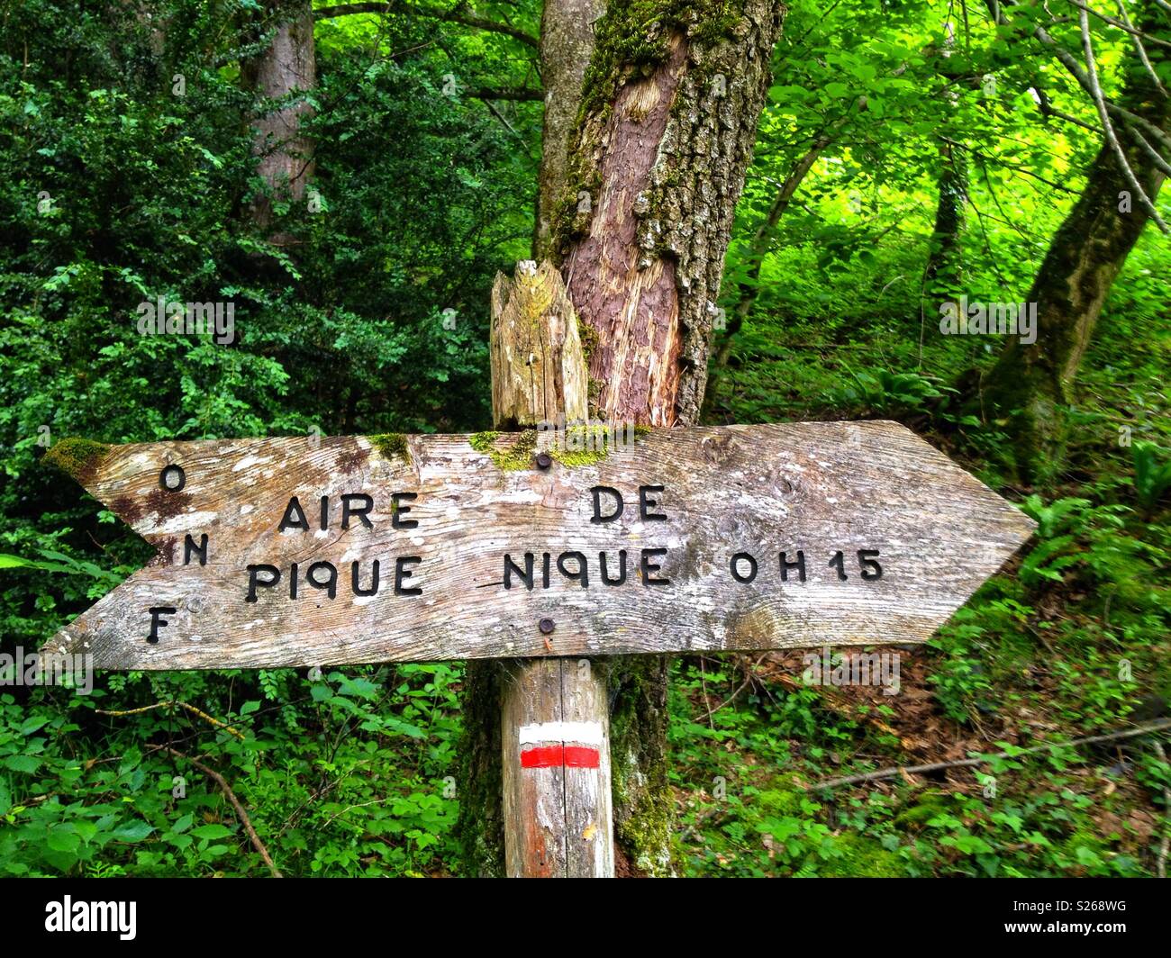 Alte Wegweiser auf einem Pfad. Stockfoto