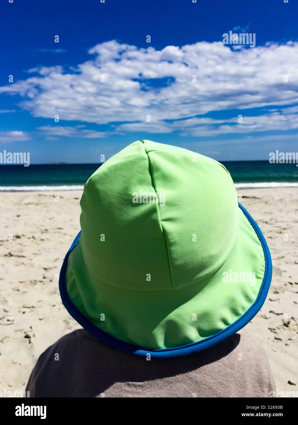 Grünen Hut am Strand Stockfoto