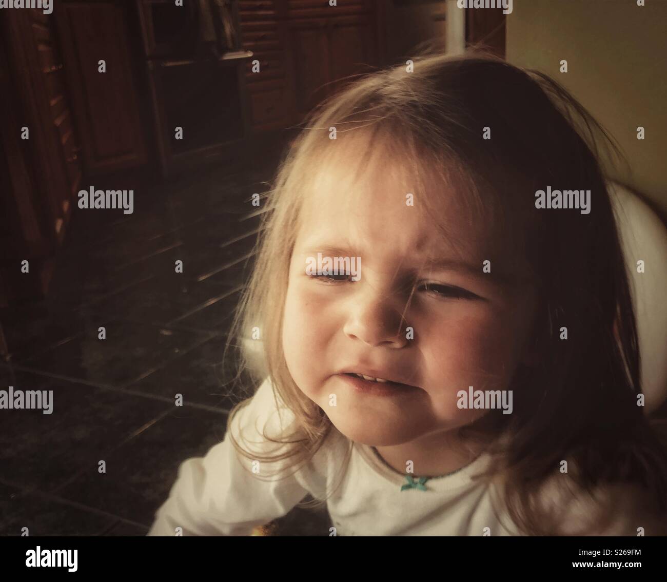 Traurig weinenden Kleinkind Mädchen bei schlechten Lichtverhältnissen Stockfoto
