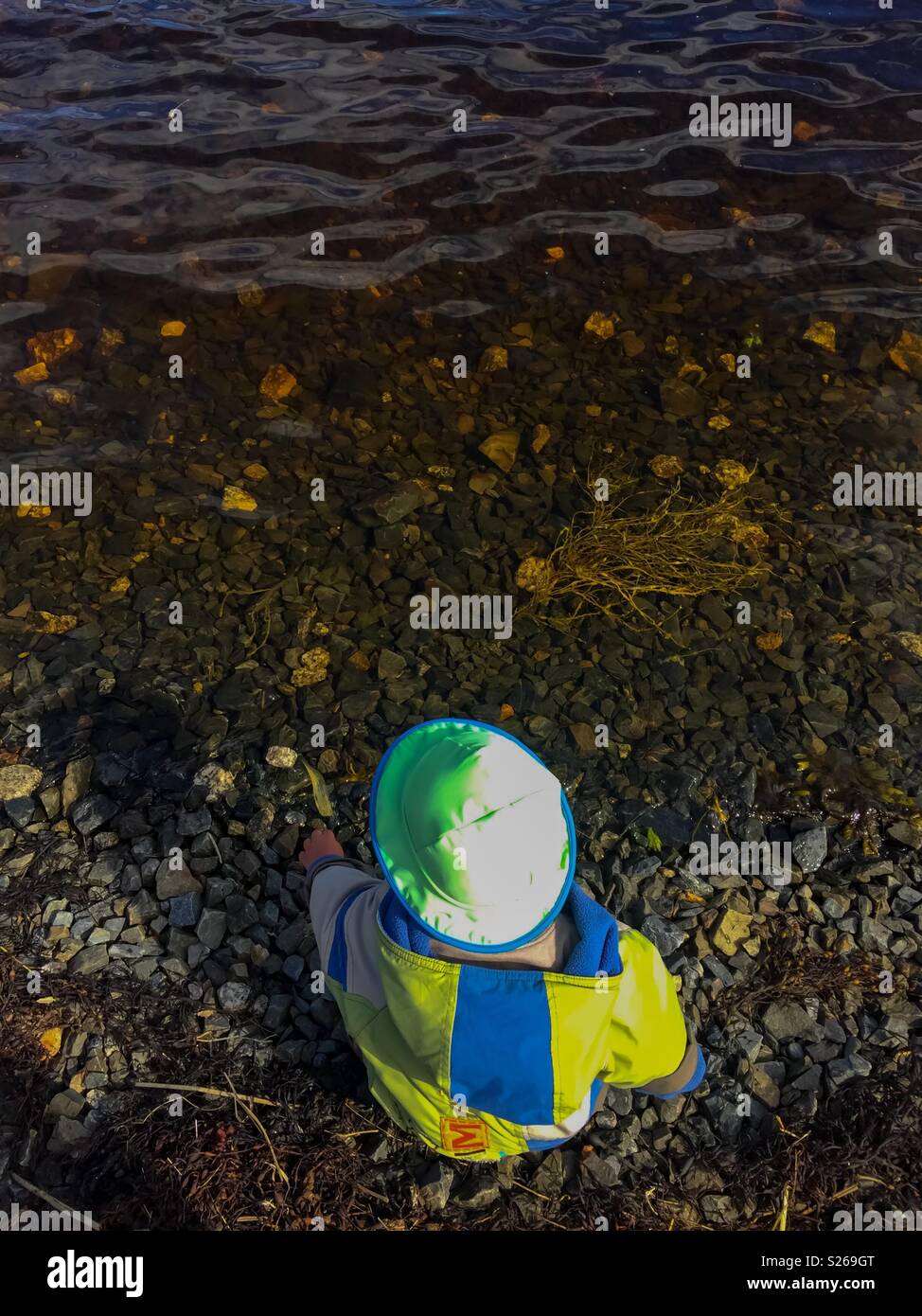 Kinder spielen mit Kieselsteinen, wie Newton Stockfoto