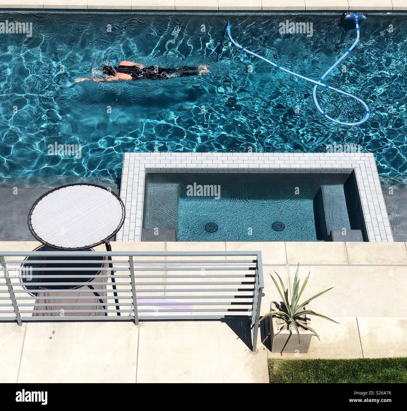 Mann Schwimmen im Blue Pool Stockfoto