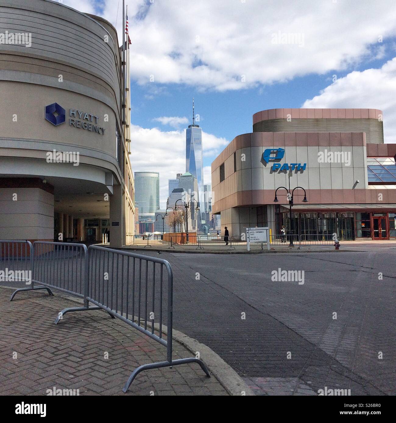 Das One World Trade Center in der Ferne, die von der Hyatt Regency on The Hudson und der PATH-Zug Station, Jersey City, New Jersey eingefasst Stockfoto