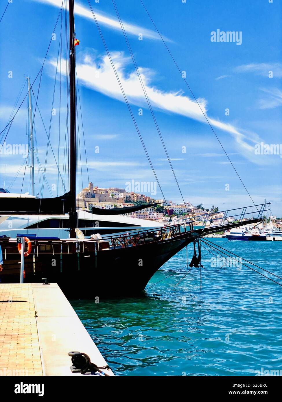 Blick auf die Altstadt von Ibiza, Dalt Vila, vom Hafen, Balearen, Spanien, Europa - Smartphone-aufgenommenes Stockfoto