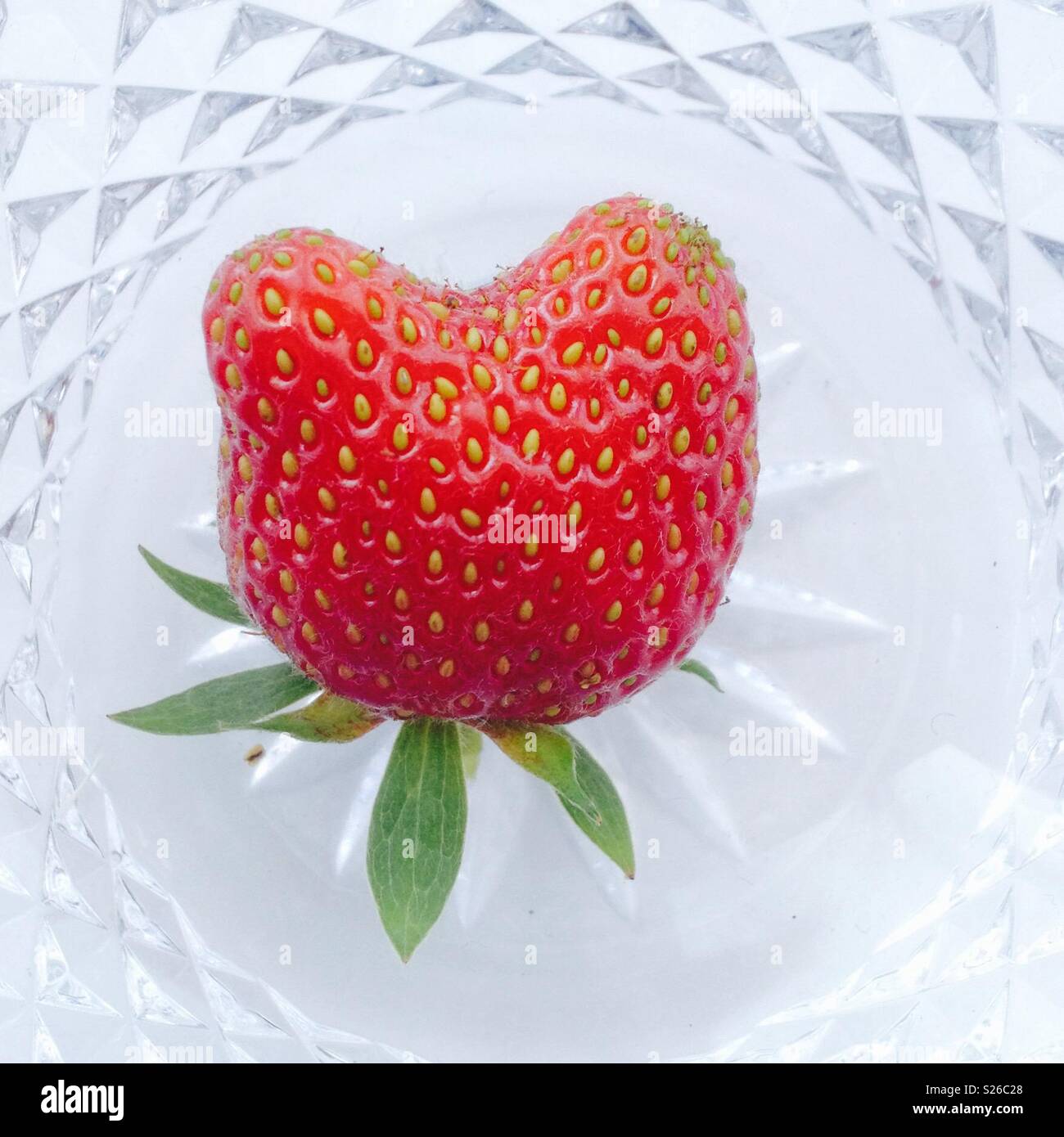 Single Erdbeere Herzform in Cut crystal bowl Stockfoto