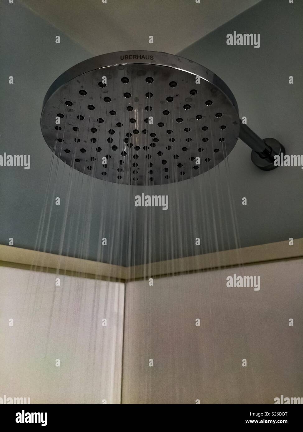 Großer Duschkopf und fließendes Wasser - Smartphone-aufgenommenes Stockfoto