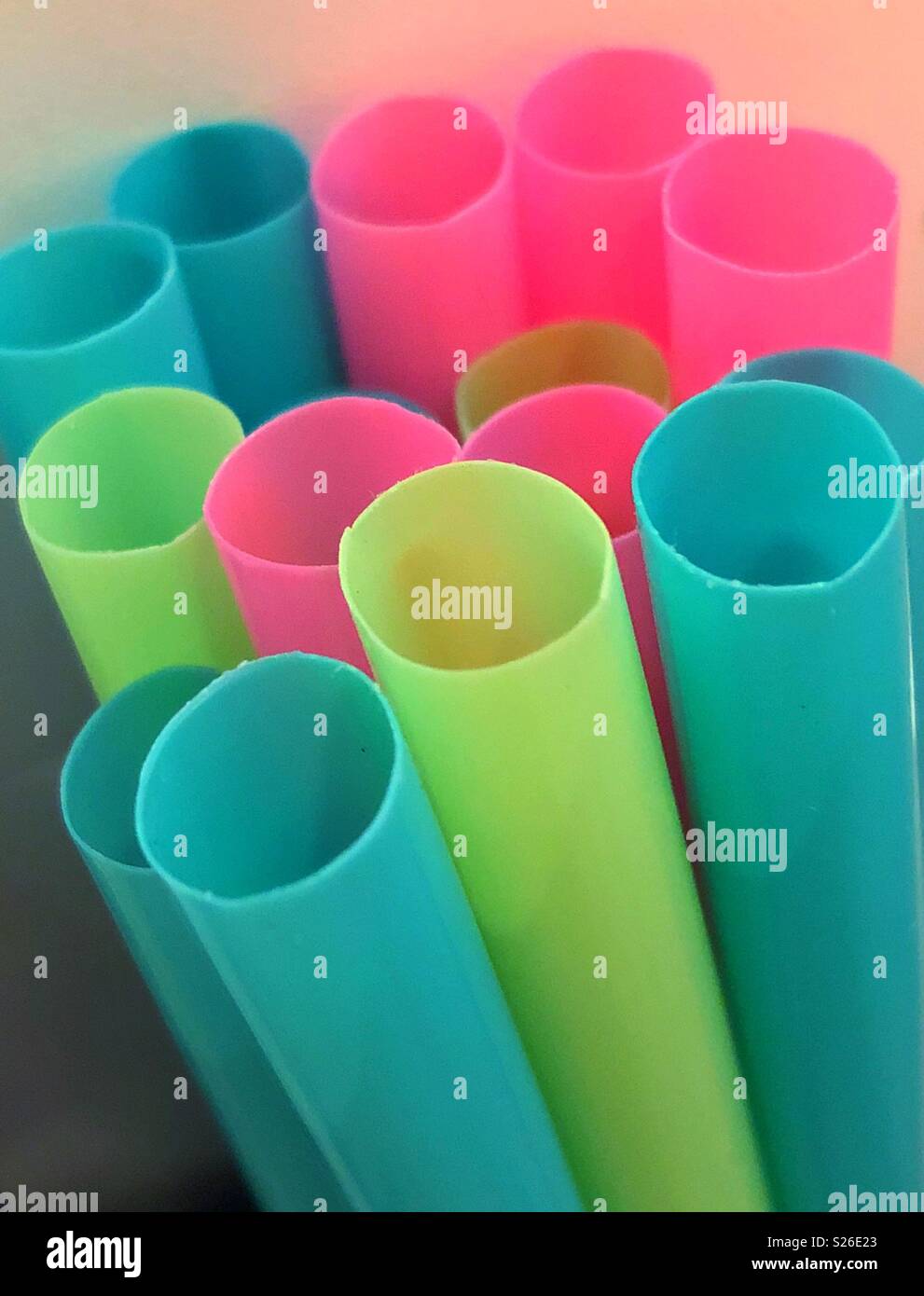 Closeup Bild von hellen Pastelltönen plastik Strohhalme Stockfoto