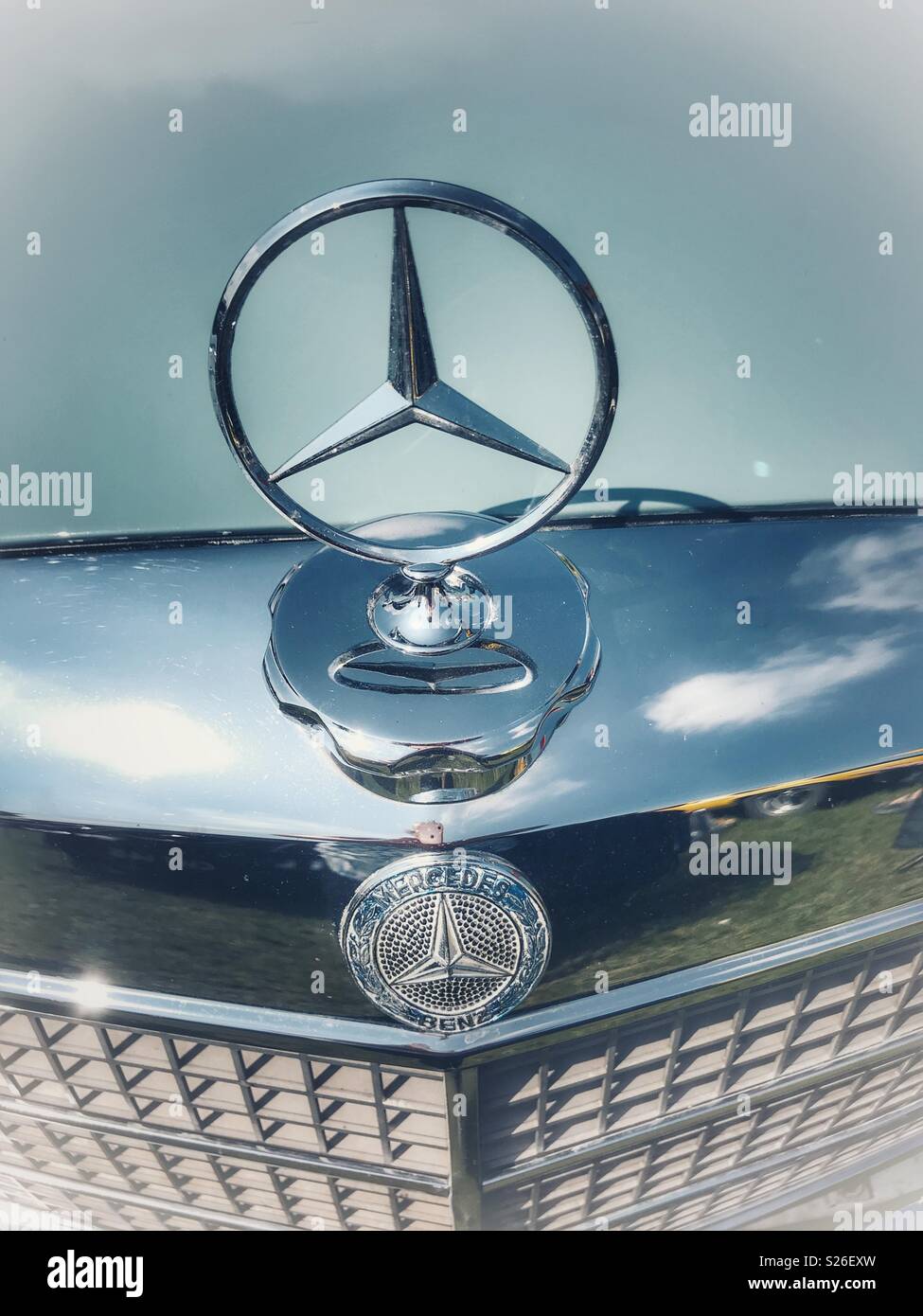 Classic & Oldtimer, Mercedes Benz, die Motorhaube und das Chrom detail - Smartphone-aufgenommenes Stockfoto