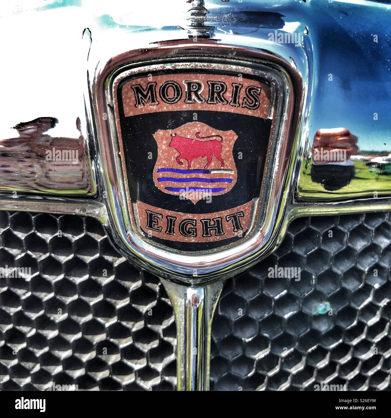 Oldtimer, Morris Acht, Motorhaube, Kühlergrill chrom und Detail - Smartphone-aufgenommenes Stockfoto