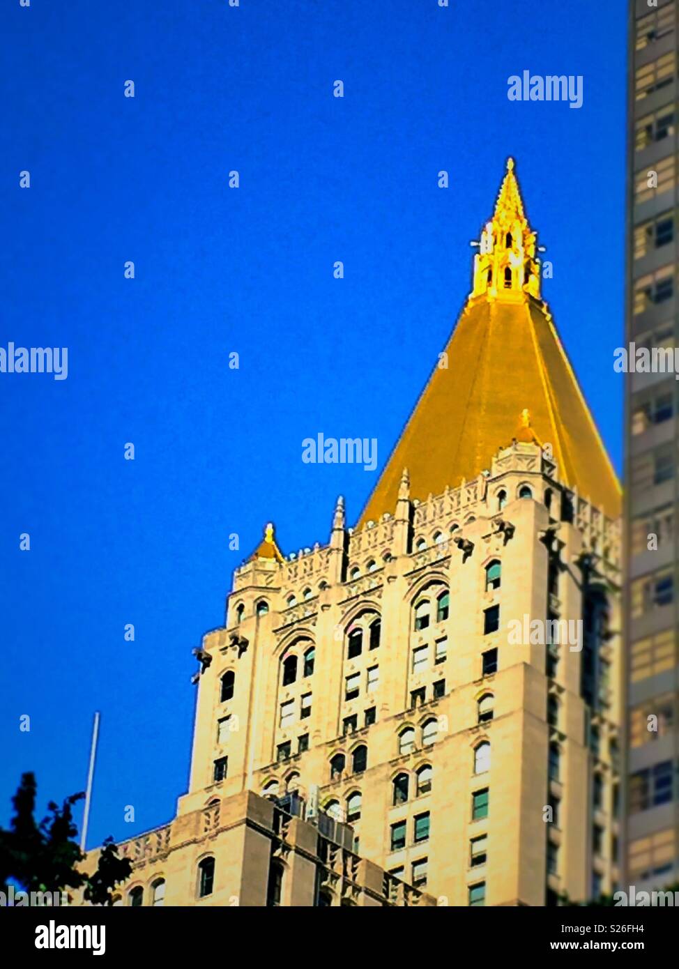 Das New York Life insurance company Sitz hat eine goldene Pyramide oben, NYC, USA - Smartphone-aufgenommenes Stockfoto
