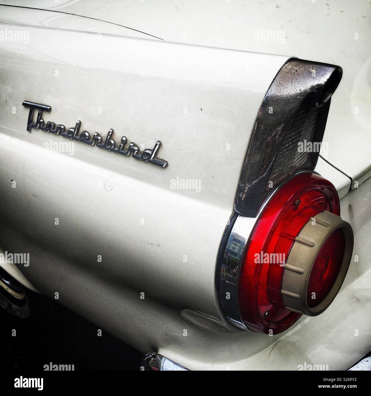 Detail einer 1956 Ford Thunderbird, eingesetzt als Straße Dressing in den Hollywood Boulevarde Attraktion in den Universal Studios Theme Park, Sentosa, Singapur - Smartphone-aufgenommenes Stockfoto