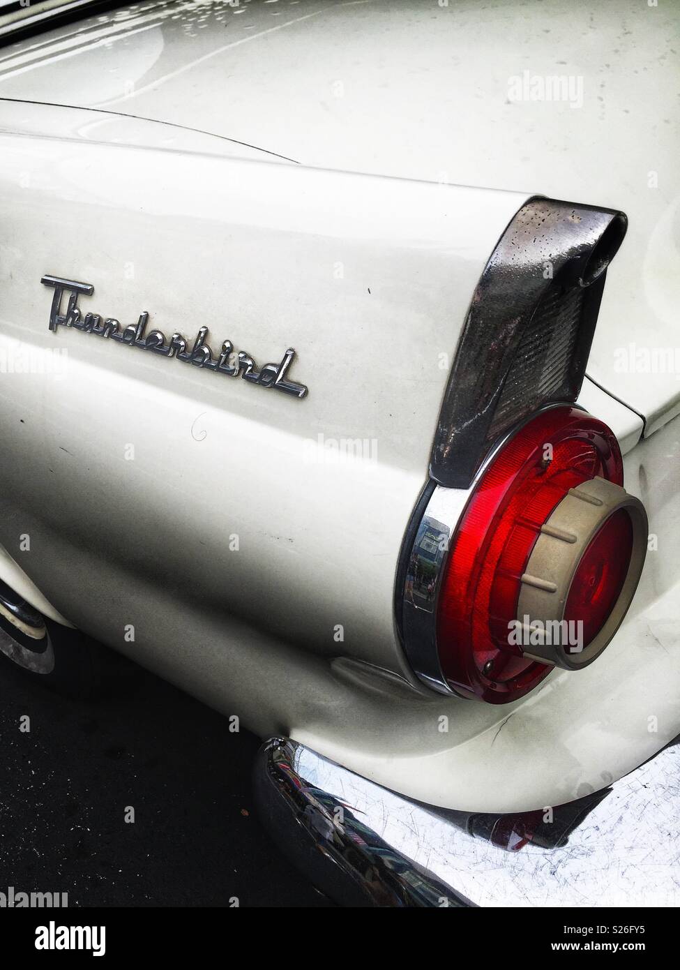 Detail einer 1956 Ford Thunderbird, eingesetzt als Straße Dressing in den Hollywood Boulevarde Attraktion in den Universal Studios Theme Park, Sentosa, Singapur - Smartphone-aufgenommenes Stockfoto
