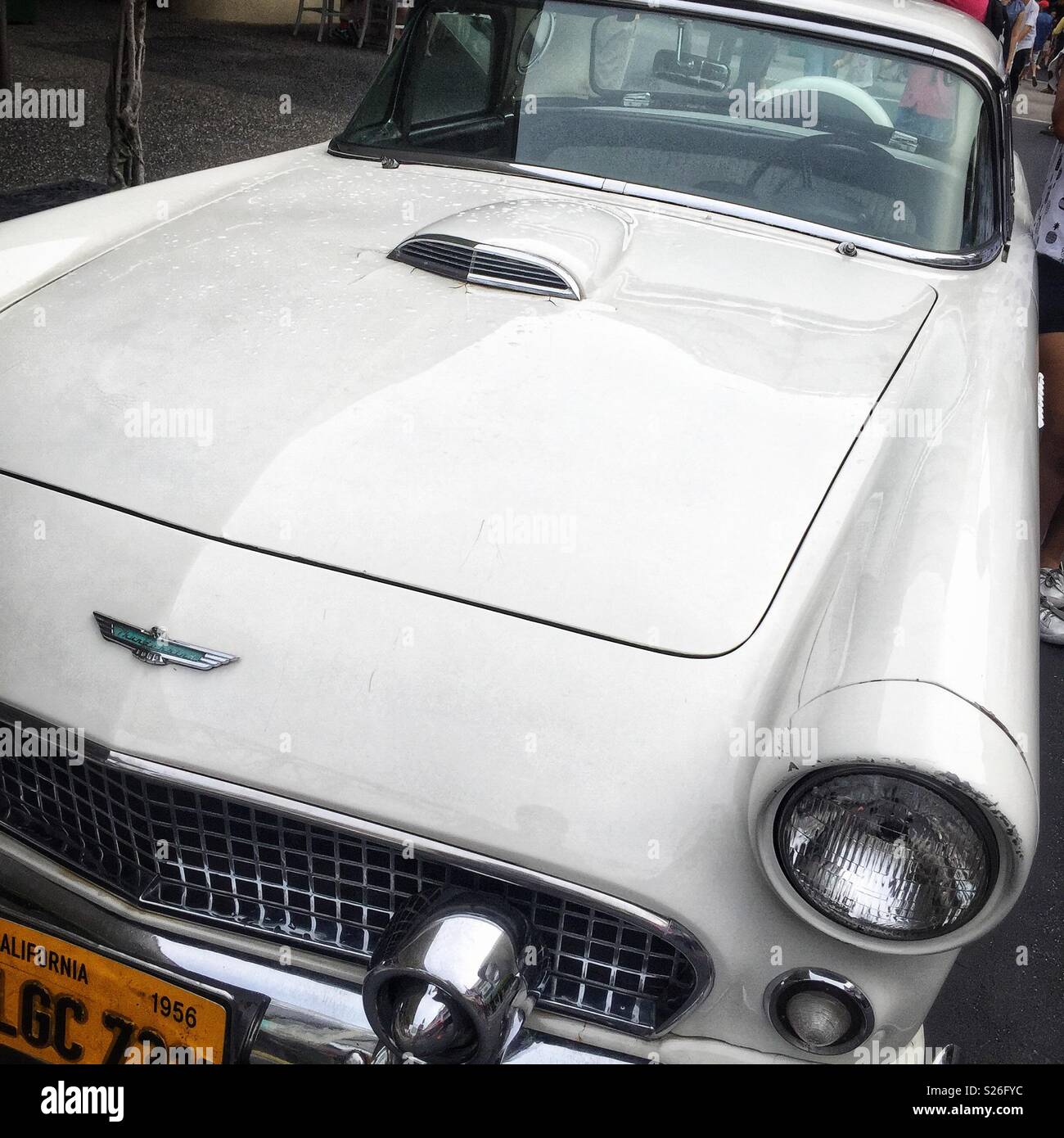 Detail einer 1956 Ford Thunderbird, eingesetzt als Straße Dressing in den Hollywood Boulevarde Attraktion in den Universal Studios Theme Park, Sentosa, Singapur - Smartphone-aufgenommenes Stockfoto