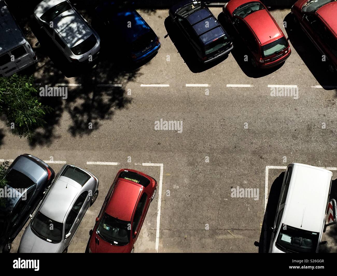 Blick von oben auf eine Straße mit parkenden Autos - Smartphone-aufgenommenes Stockfoto