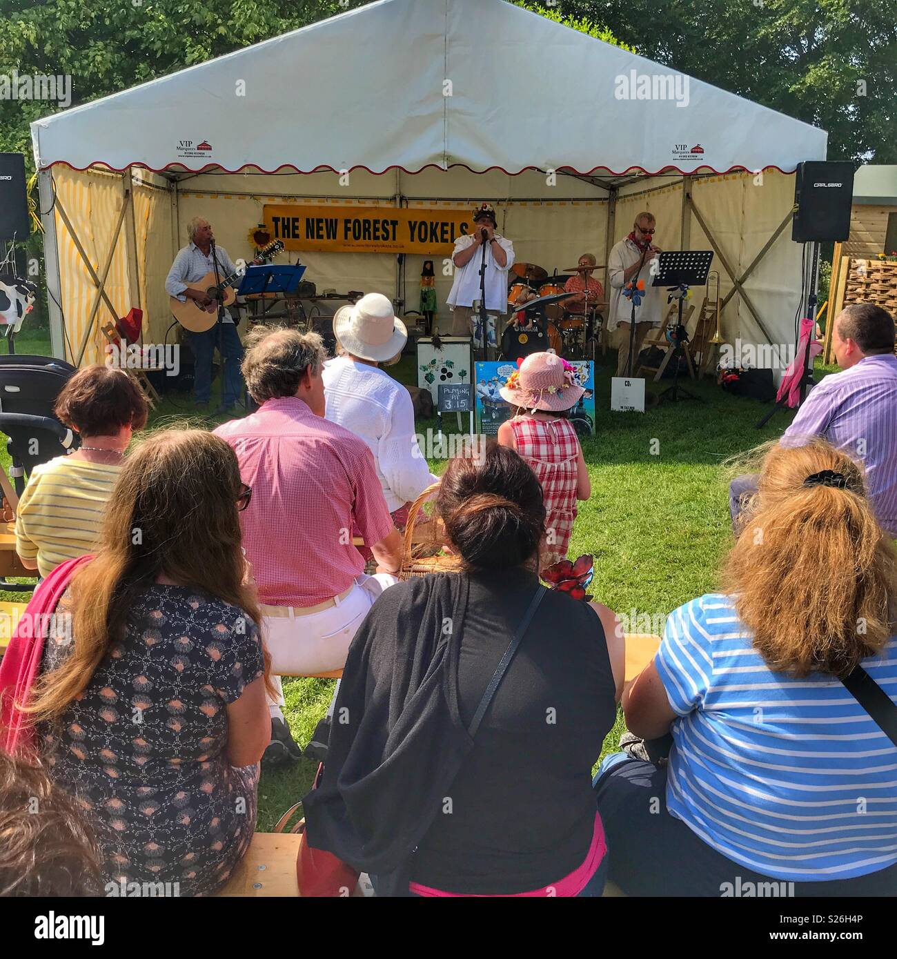 Leute, die sich den neuen Wald Bauerntölpel führen ihre bei der jährlichen Sherborne Castle Country Fair, Sherbourne, Dorset, England Stockfoto