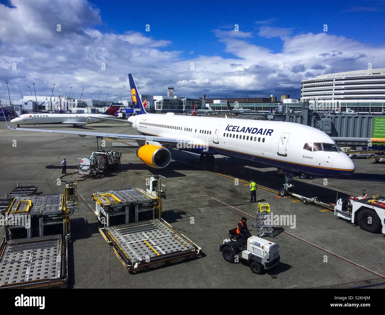 Einem Isländer Flugzeuge für die Abreise im luftseitigen Bereich der Seattle-Tacoma Flughafen vorbereitet wird, die Vereinigten Staaten von Amerika. - Smartphone-aufgenommenes Stockfoto