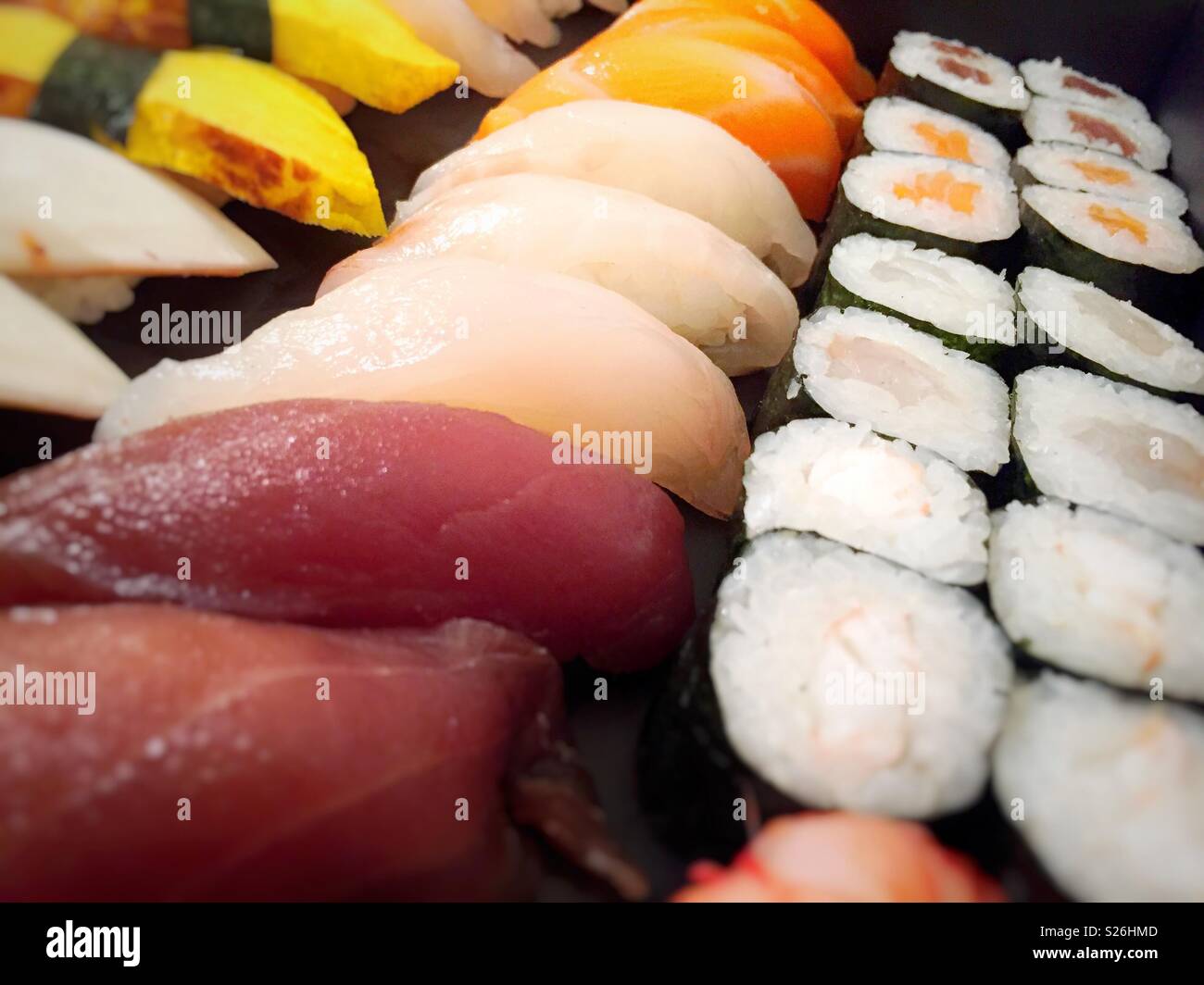 Japanisches Dinner mit Sushi - Smartphone-aufgenommenes Stockfoto