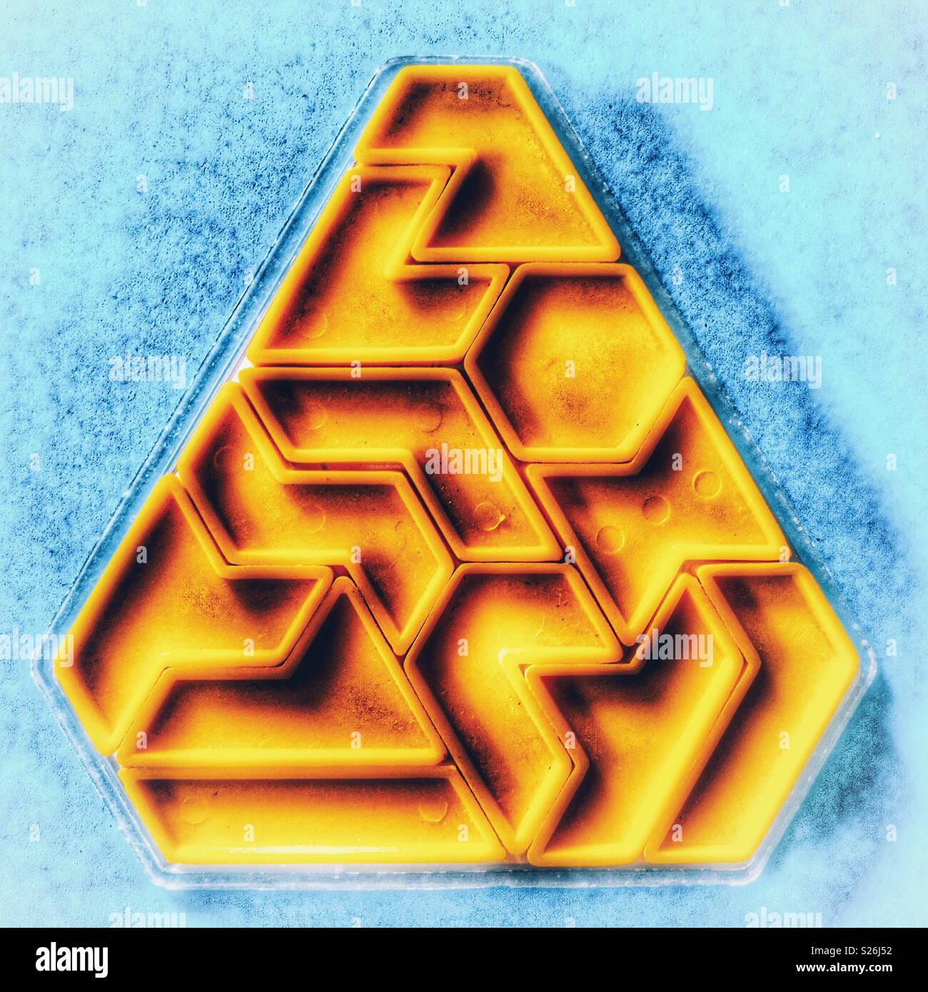 Ein traditionelles Puzzle auf ein Puzzle, Puzzle beruht, aber auch mit geometrischen Formen mit der Möglichkeit, viele Variationen innerhalb der definierten Raum. - Smartphone-aufgenommenes Stockfoto