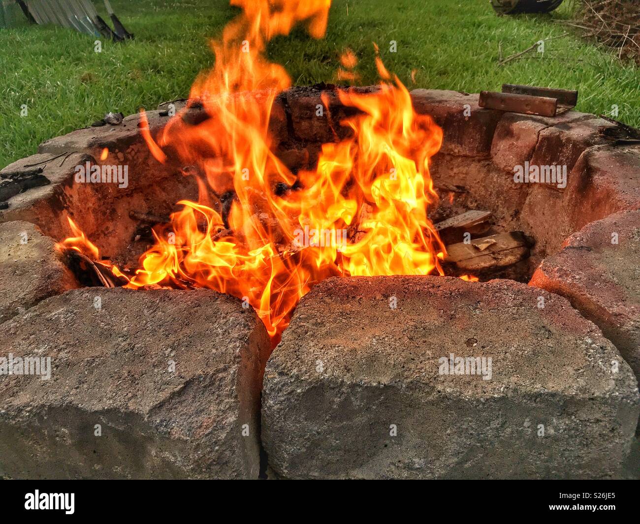 Brand in Stein gemauerten Grube - Smartphone-aufgenommenes Stockfoto