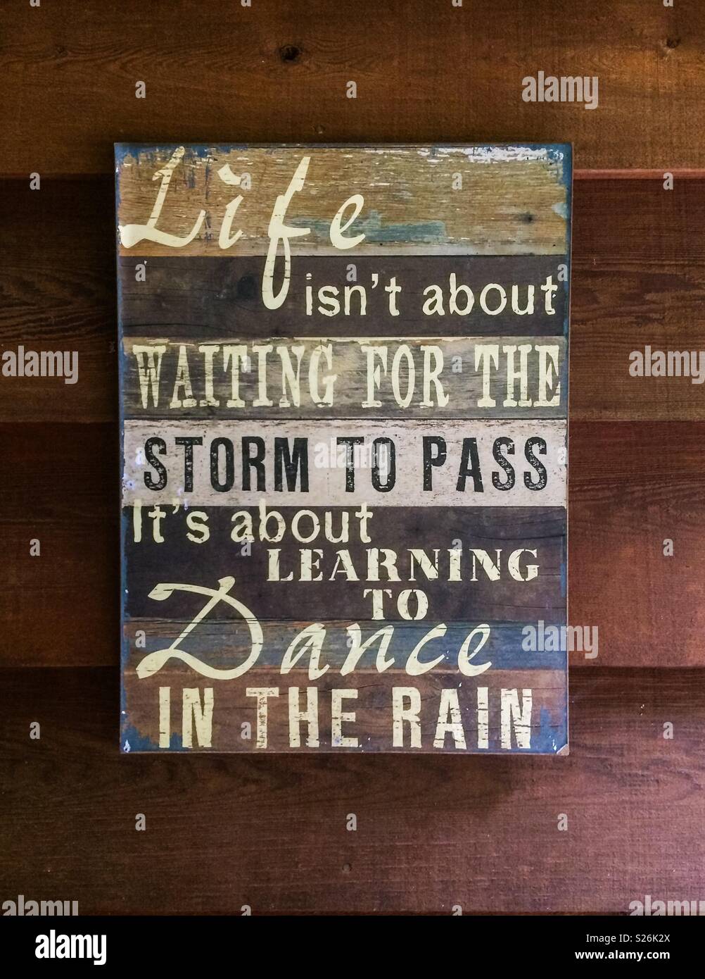 Inspirierende Zitat über das Leben mit der Weisheit. Tanz im Regen. Stockfoto