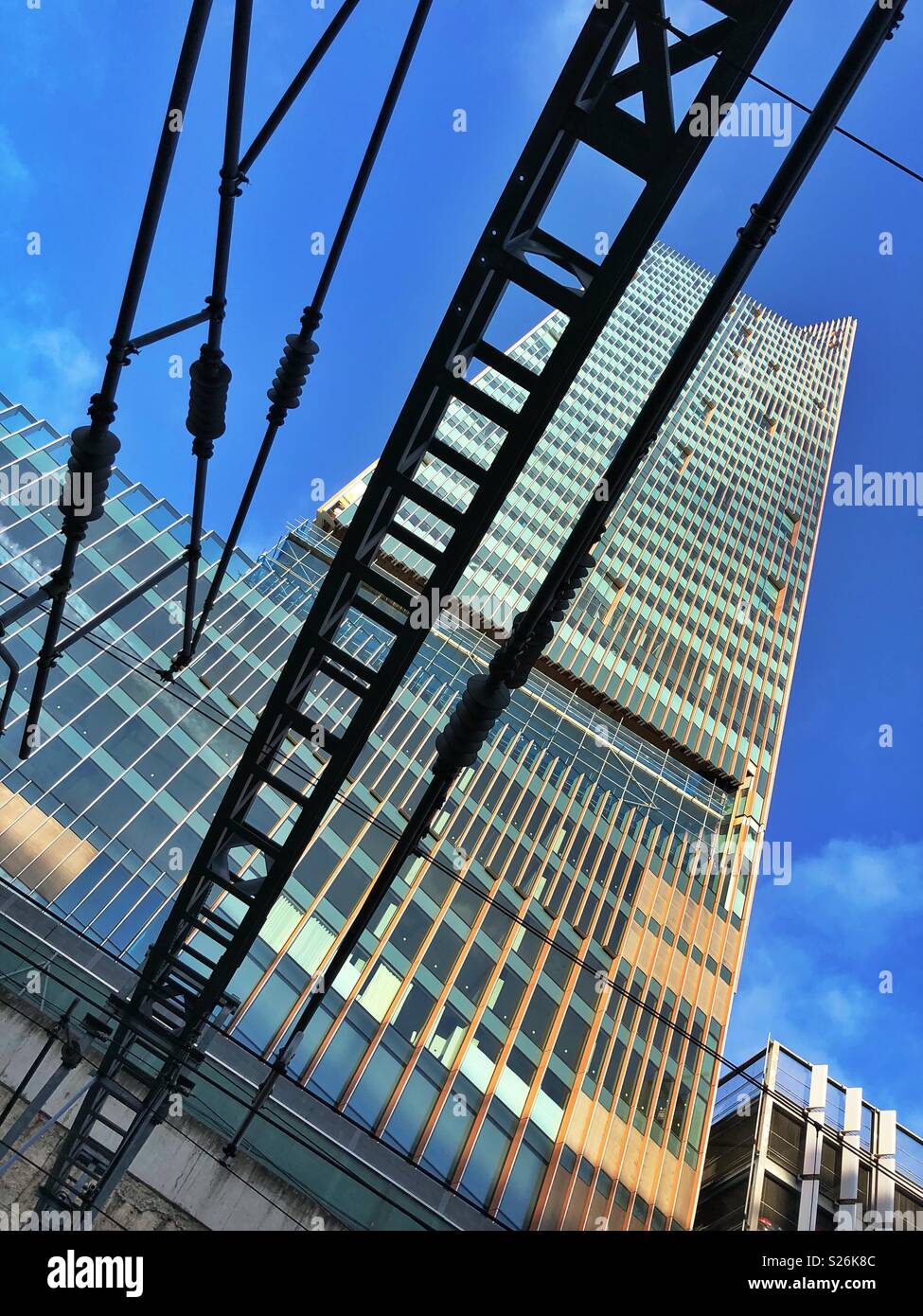 Suchen im Manhattan Lofts Turm aus Stratford International Station bei Stratford East London. - Smartphone-aufgenommenes Stockfoto