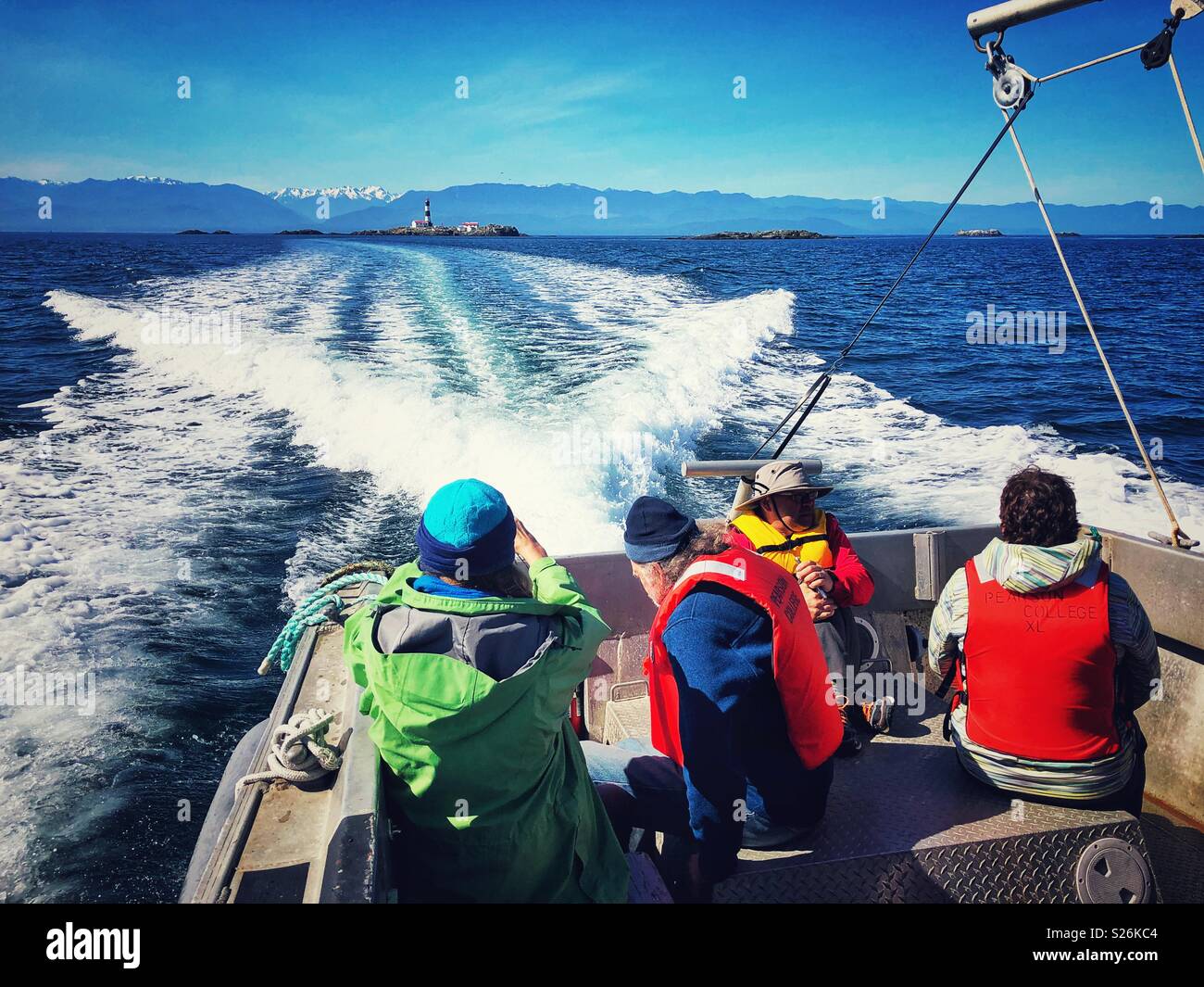 Touristen Fotos von Rennen Felsen vom Boot aus Stockfoto