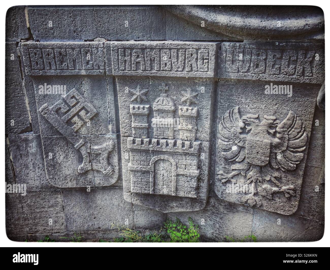 Embleme geschnitzt in Rock der drei deutschen Hansestädten in Norddeutschland. Stockfoto