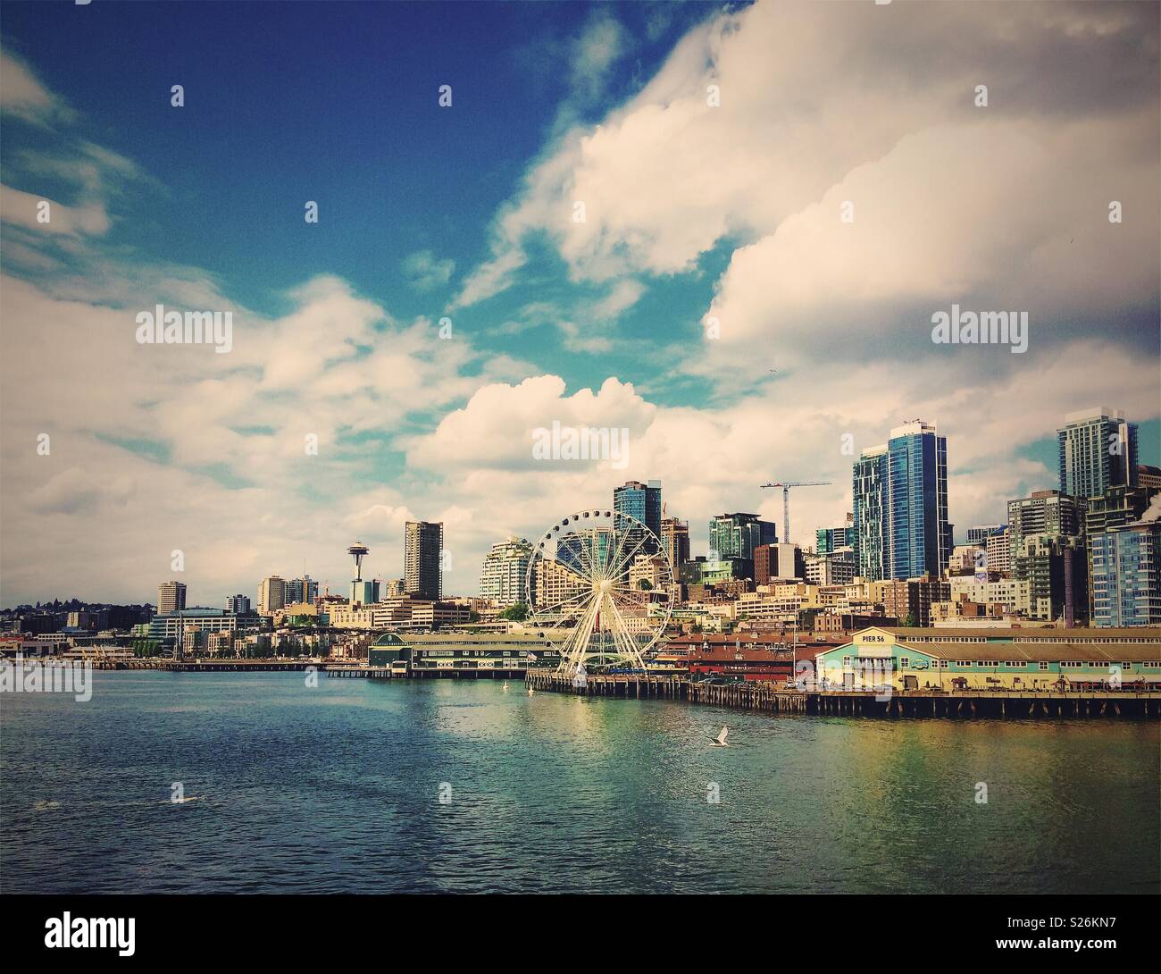 Seattle Skyline mit dem Pier 56 und das Riesenrad im Vordergrund auf einer sonnigen und bewölkten Nachmittag im späten Frühjahr, in den Vereinigten Staaten. - Smartphone-aufgenommenes Stockfoto