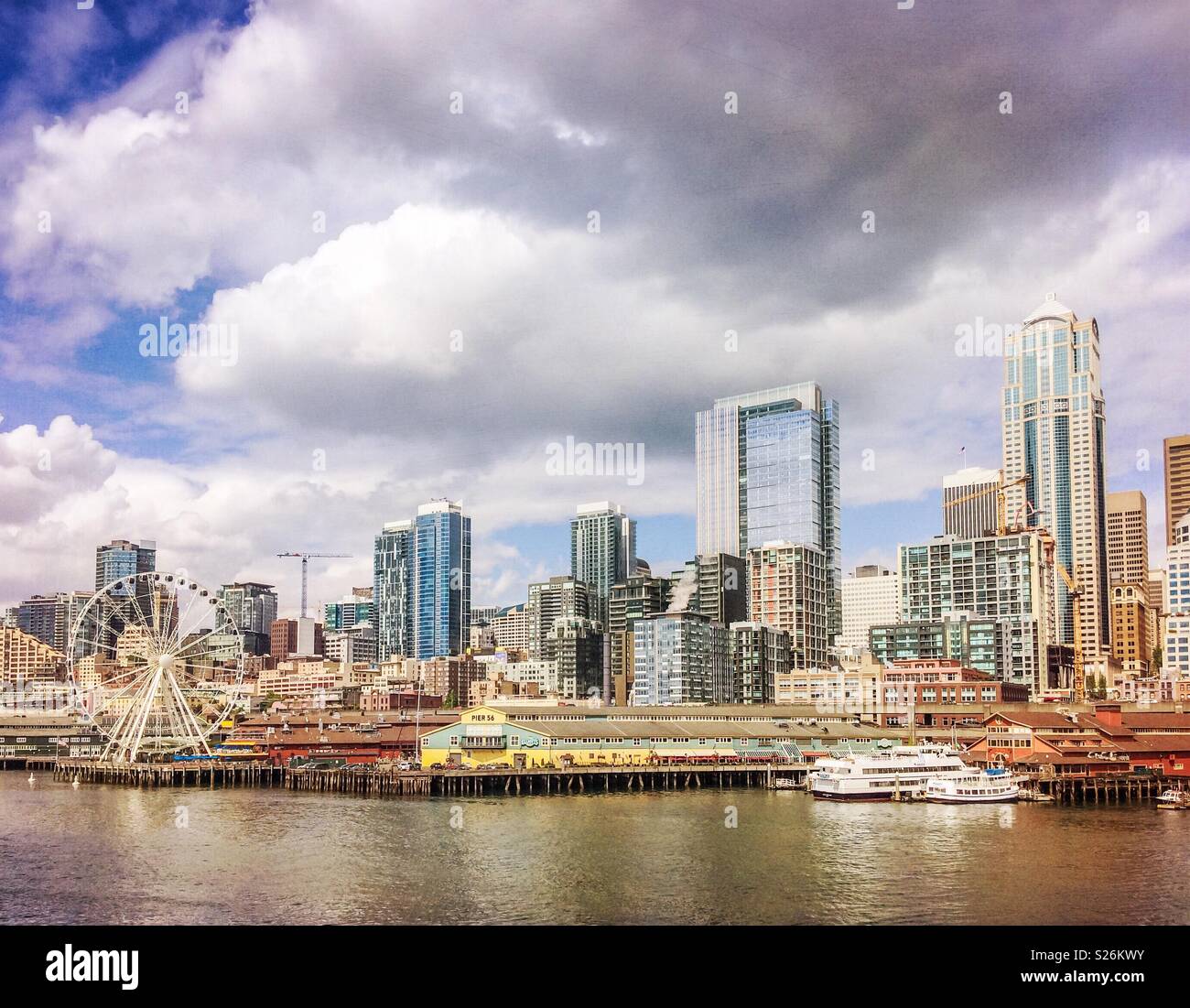 Seattle Skyline. Schöne Stadtbild von Seattle mit Wolkenkratzern und dem Pier 56 und das Riesenrad im Vordergrund, Washington State. - Smartphone-aufgenommenes Stockfoto