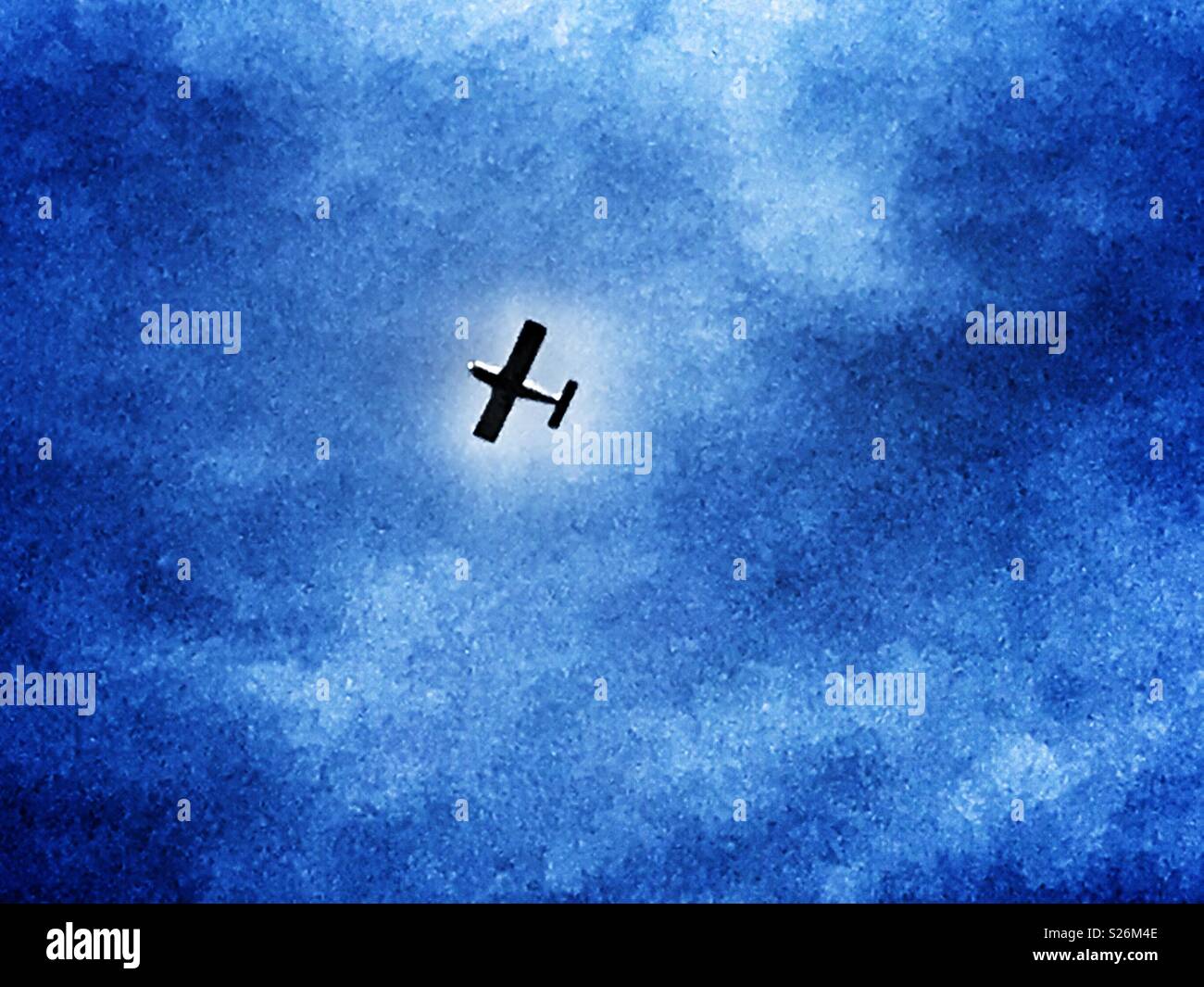 Leichte Flugzeuge fliegen unter Wolken, Woodbridge, Suffolk, Großbritannien. - Smartphone-aufgenommenes Stockfoto