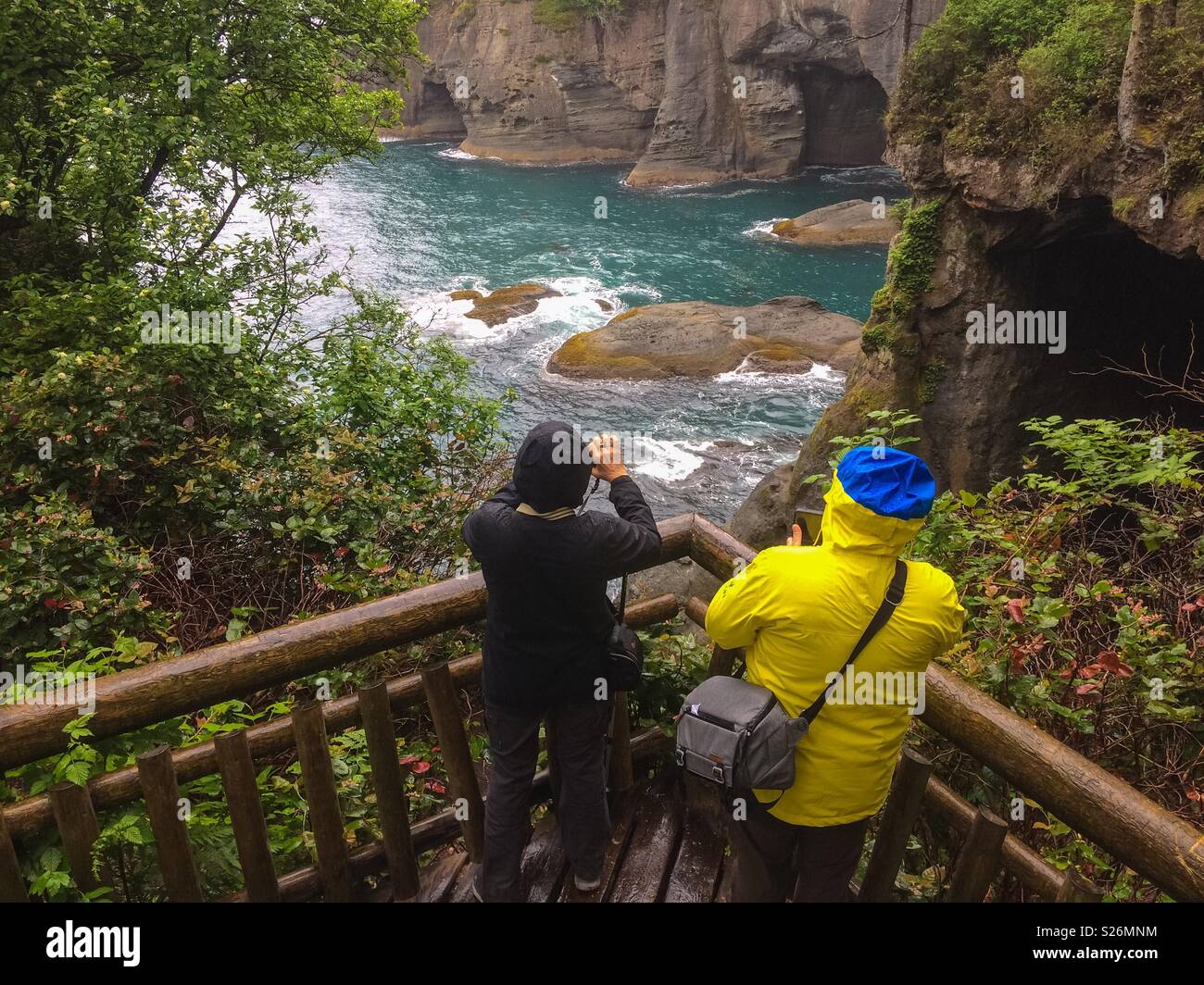 Touristen Aufnahmen im Cape Flattery, Neah Bay, Olympic Peninsula, Washington State, USA. - Smartphone-aufgenommenes Stockfoto